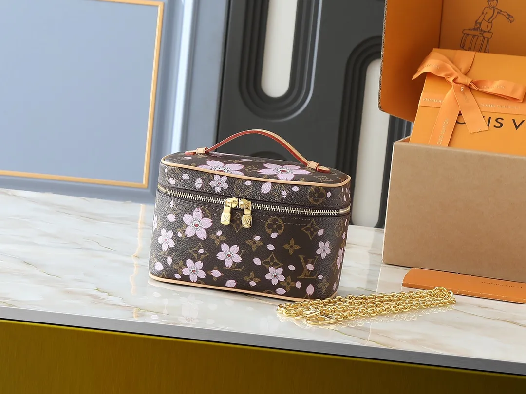 💰240💰Upgraded from the original M14181 M44495. This Nice mini cosmetic bag is made of Monogram coated canvas. The box-shaped outline is condensed with rounded strokes. The Cherry Blossom pattern releases the joyful atmosphere of the Louis Vuitton