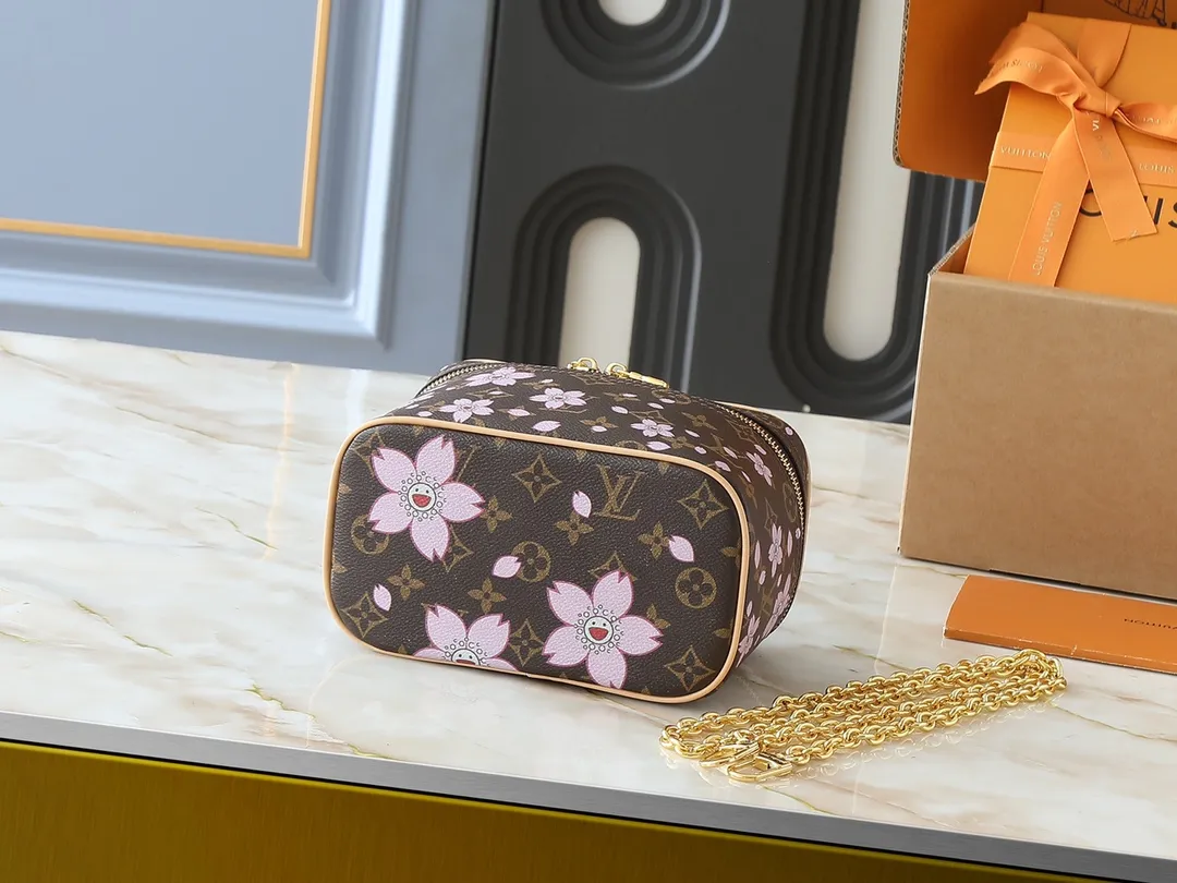 💰240💰Upgraded from the original M14181 M44495. This Nice mini cosmetic bag is made of Monogram coated canvas. The box-shaped outline is condensed with rounded strokes. The Cherry Blossom pattern releases the joyful atmosphere of the Louis Vuitton