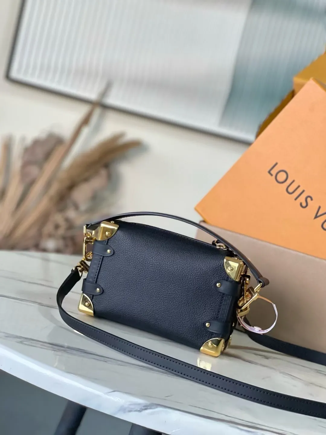 💰1200 (top-grain leather) Top original order M23817 This Side Trunk small handbag uses fine leather to set off the metallic luster of the S-lock buckle and hard-case style details, paying tribute to Louis Vuitton's trunk-making heritage. The exquisite design collects everything you need in an orderly manner, making it a perfect choice for day and night occasions. Dimensions: 19 × 12.5 × 7.5 cm