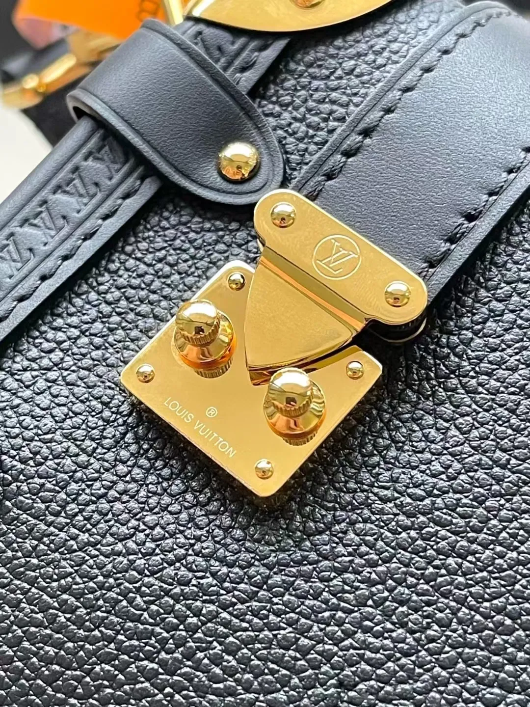💰1200 (top-grain leather) Top original order M23817 This Side Trunk small handbag uses fine leather to set off the metallic luster of the S-lock buckle and hard-case style details, paying tribute to Louis Vuitton's trunk-making heritage. The exquisite design collects everything you need in an orderly manner, making it a perfect choice for day and night occasions. Dimensions: 19 × 12.5 × 7.5 cm
