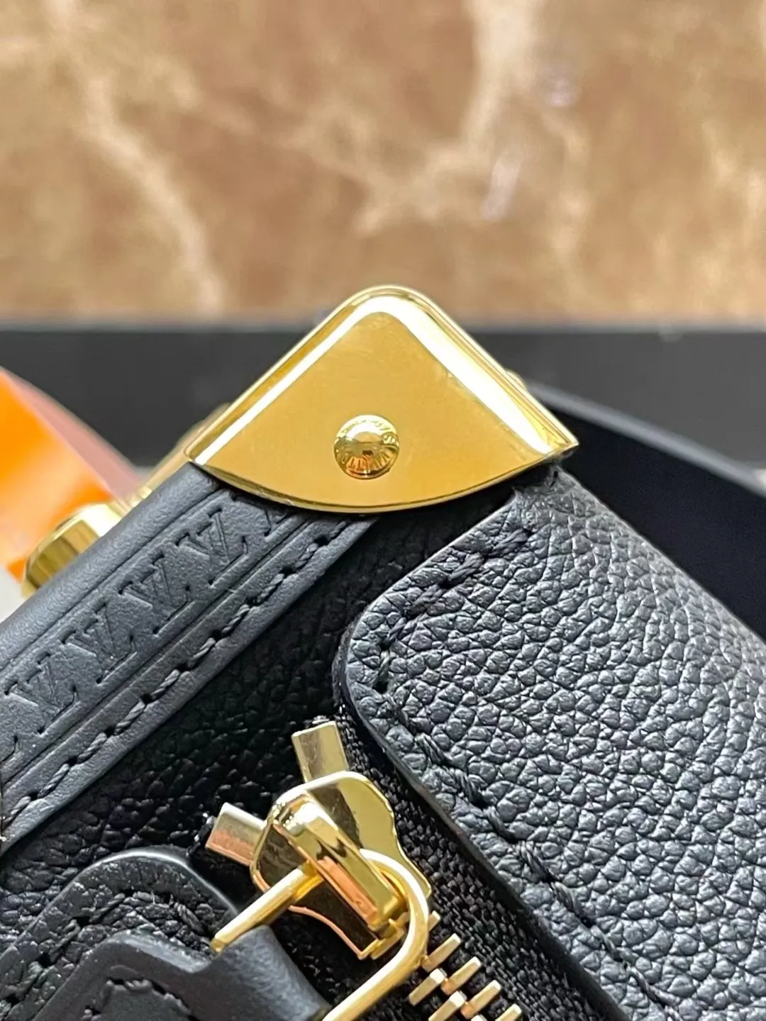 💰1200 (top-grain leather) Top original order M23817 This Side Trunk small handbag uses fine leather to set off the metallic luster of the S-lock buckle and hard-case style details, paying tribute to Louis Vuitton's trunk-making heritage. The exquisite design collects everything you need in an orderly manner, making it a perfect choice for day and night occasions. Dimensions: 19 × 12.5 × 7.5 cm