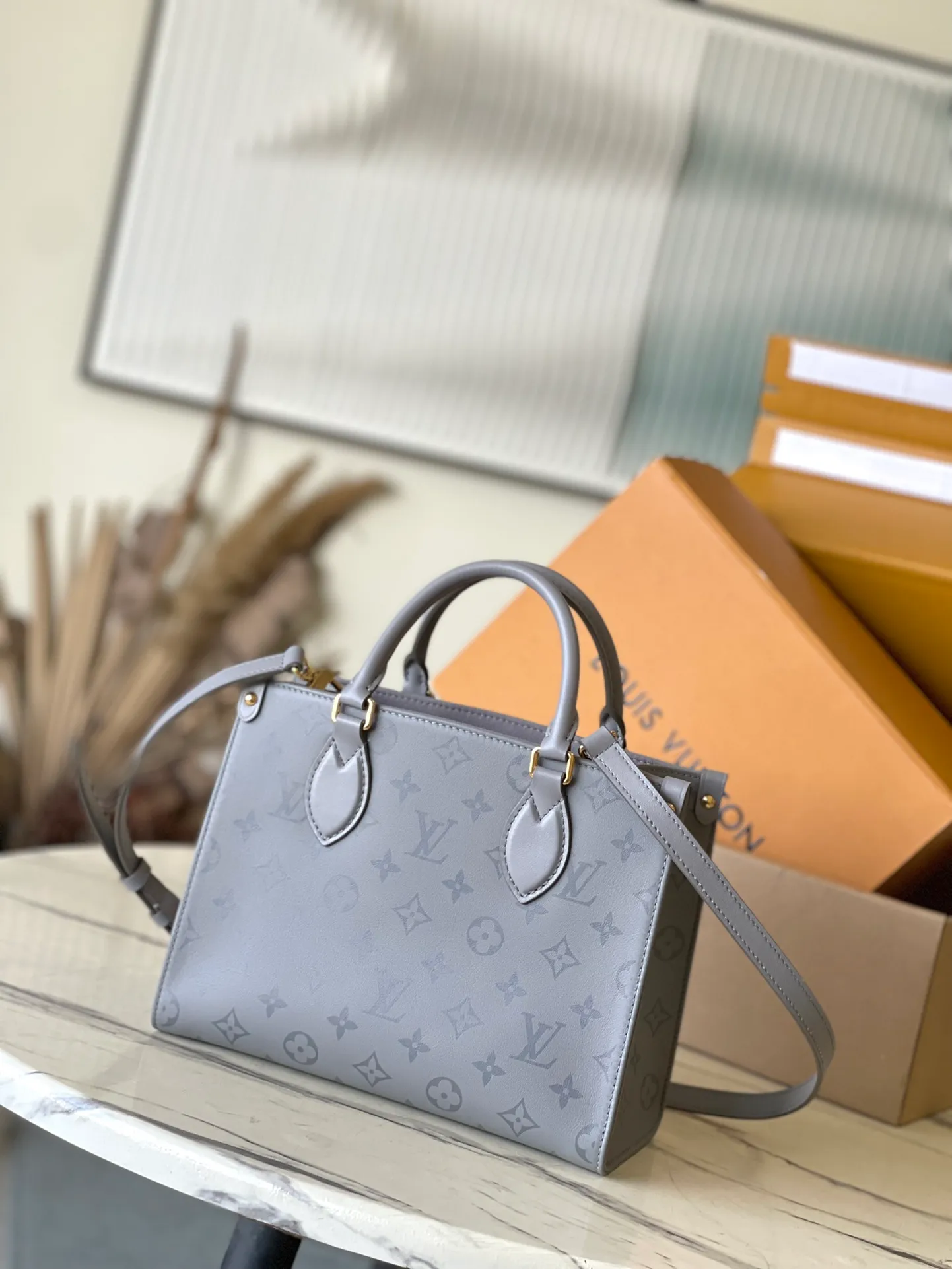 💰1020 (top-grain leather) top original M12465 Monogram Ink series OnTheGo small handbag has a matte texture of smooth cow leather, and the rivets on the corners pay tribute to the brand's classic hard box design. The neat interior has a large zipper pocket for storing banknotes and receipts. Dimensions: 25 × 19 × 11.5 cm
