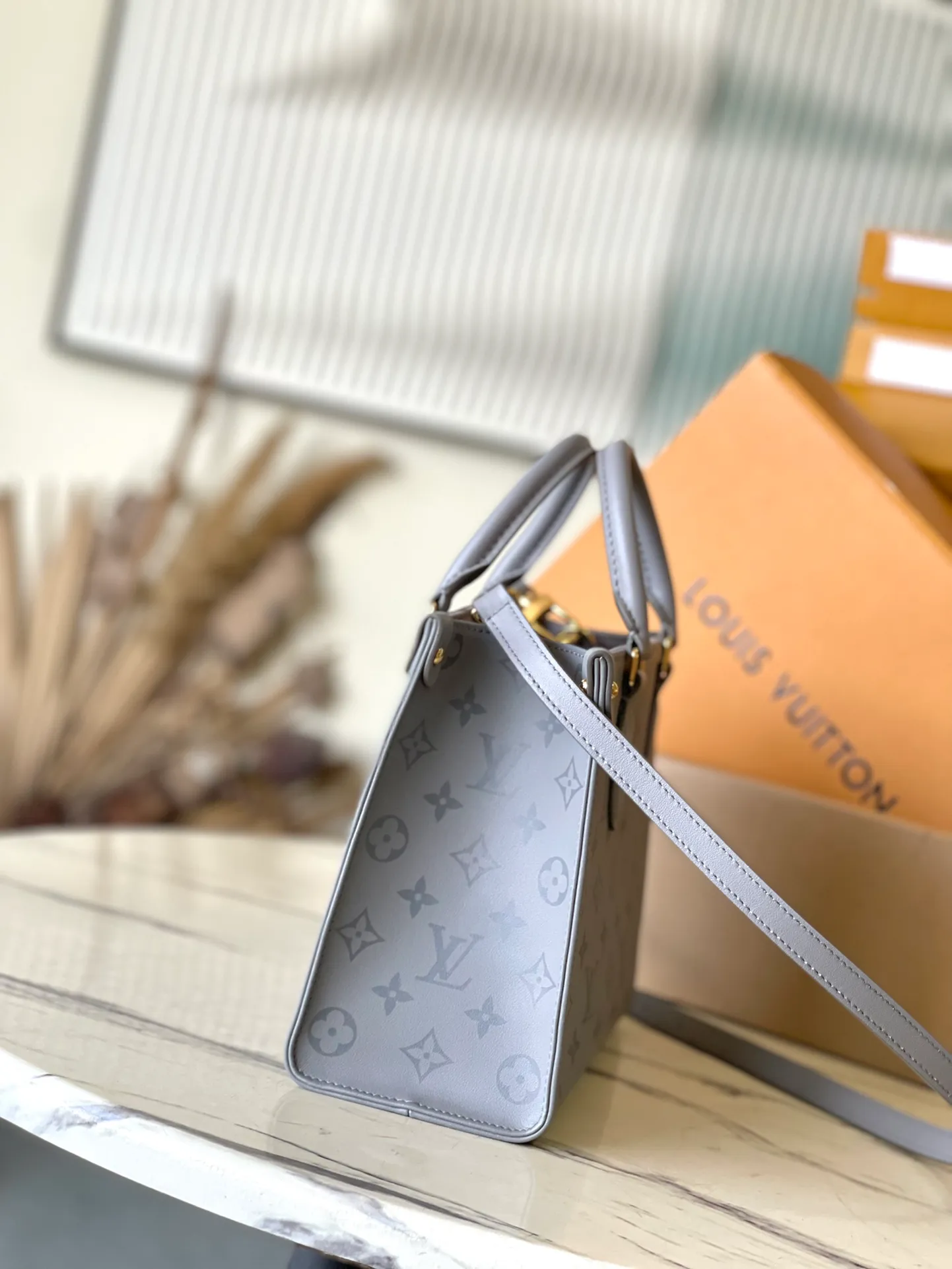 💰1020 (top-grain leather) top original M12465 Monogram Ink series OnTheGo small handbag has a matte texture of smooth cow leather, and the rivets on the corners pay tribute to the brand's classic hard box design. The neat interior has a large zipper pocket for storing banknotes and receipts. Dimensions: 25 × 19 × 11.5 cm