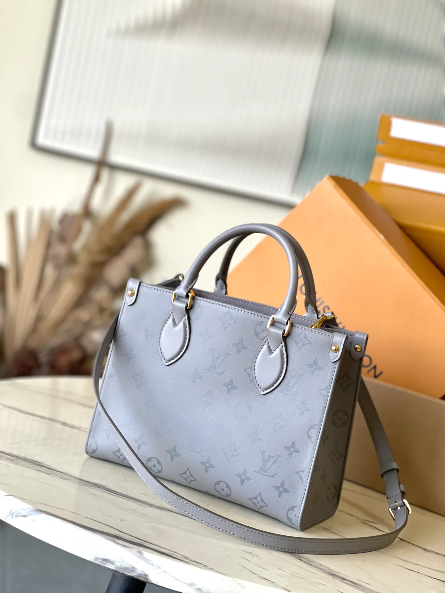 💰1020 (top-grain leather) top original M12465 Monogram Ink series OnTheGo small handbag has a matte texture of smooth cow leather, and the rivets on the corners pay tribute to the brand's classic hard box design. The neat interior has a large zipper pocket for storing banknotes and receipts. Dimensions: 25 × 19 × 11.5 cm