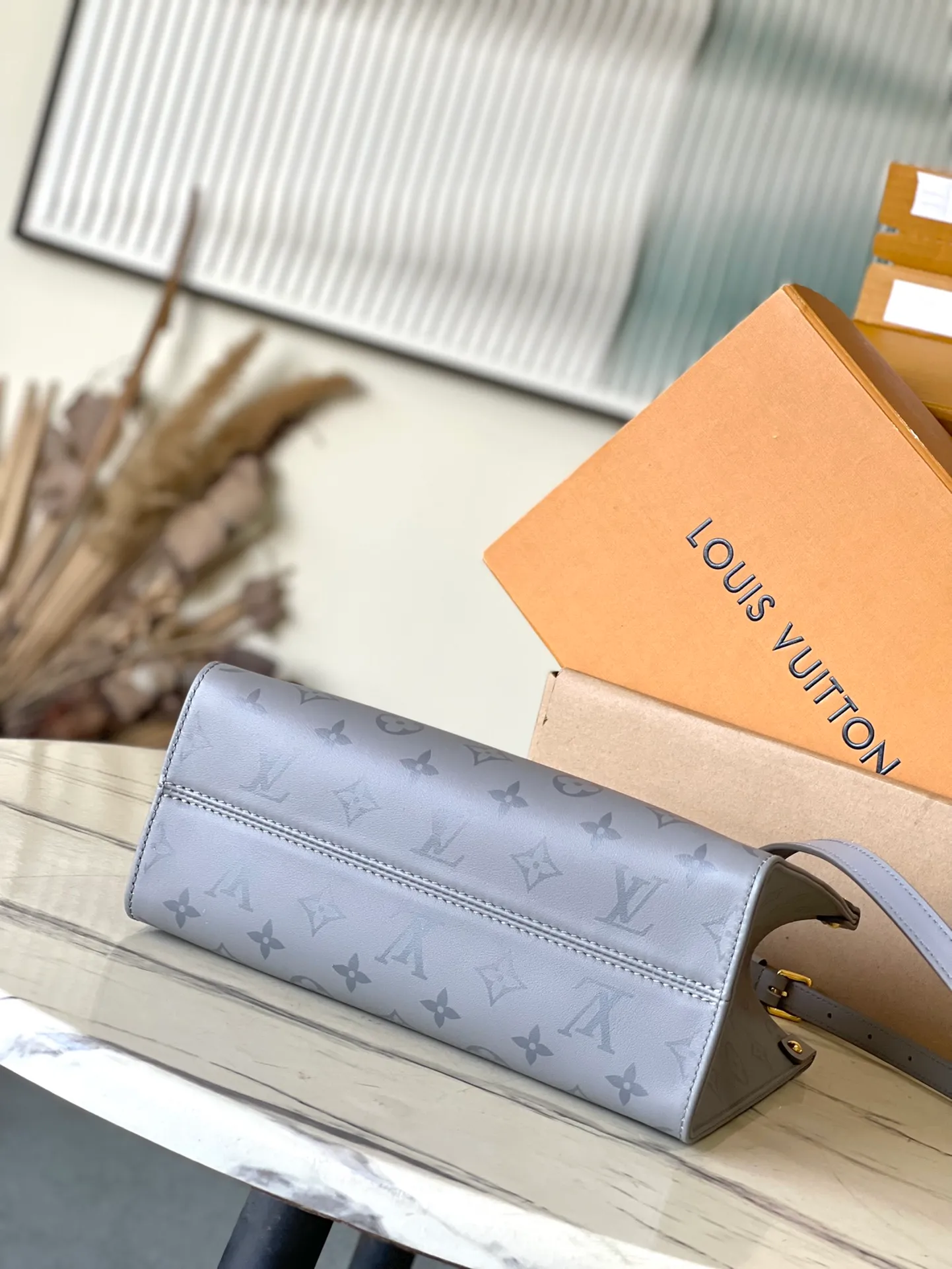 💰1020 (top-grain leather) top original M12465 Monogram Ink series OnTheGo small handbag has a matte texture of smooth cow leather, and the rivets on the corners pay tribute to the brand's classic hard box design. The neat interior has a large zipper pocket for storing banknotes and receipts. Dimensions: 25 × 19 × 11.5 cm