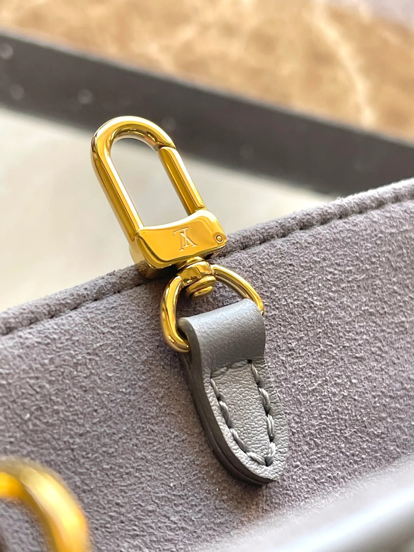 💰1020 (top-grain leather) top original M12465 Monogram Ink series OnTheGo small handbag has a matte texture of smooth cow leather, and the rivets on the corners pay tribute to the brand's classic hard box design. The neat interior has a large zipper pocket for storing banknotes and receipts. Dimensions: 25 × 19 × 11.5 cm
