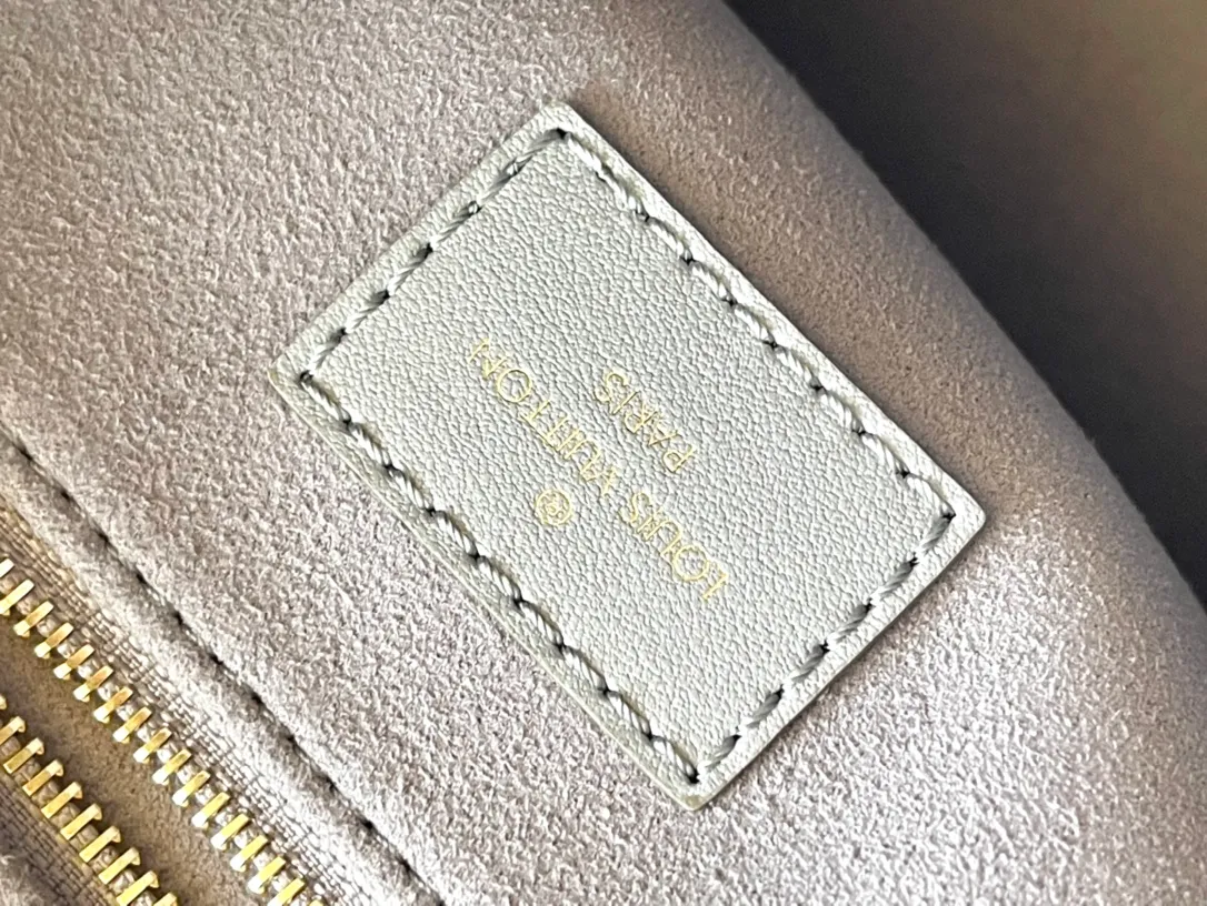 💰1020 (top-grain leather) top original M12465 Monogram Ink series OnTheGo small handbag has a matte texture of smooth cow leather, and the rivets on the corners pay tribute to the brand's classic hard box design. The neat interior has a large zipper pocket for storing banknotes and receipts. Dimensions: 25 × 19 × 11.5 cm