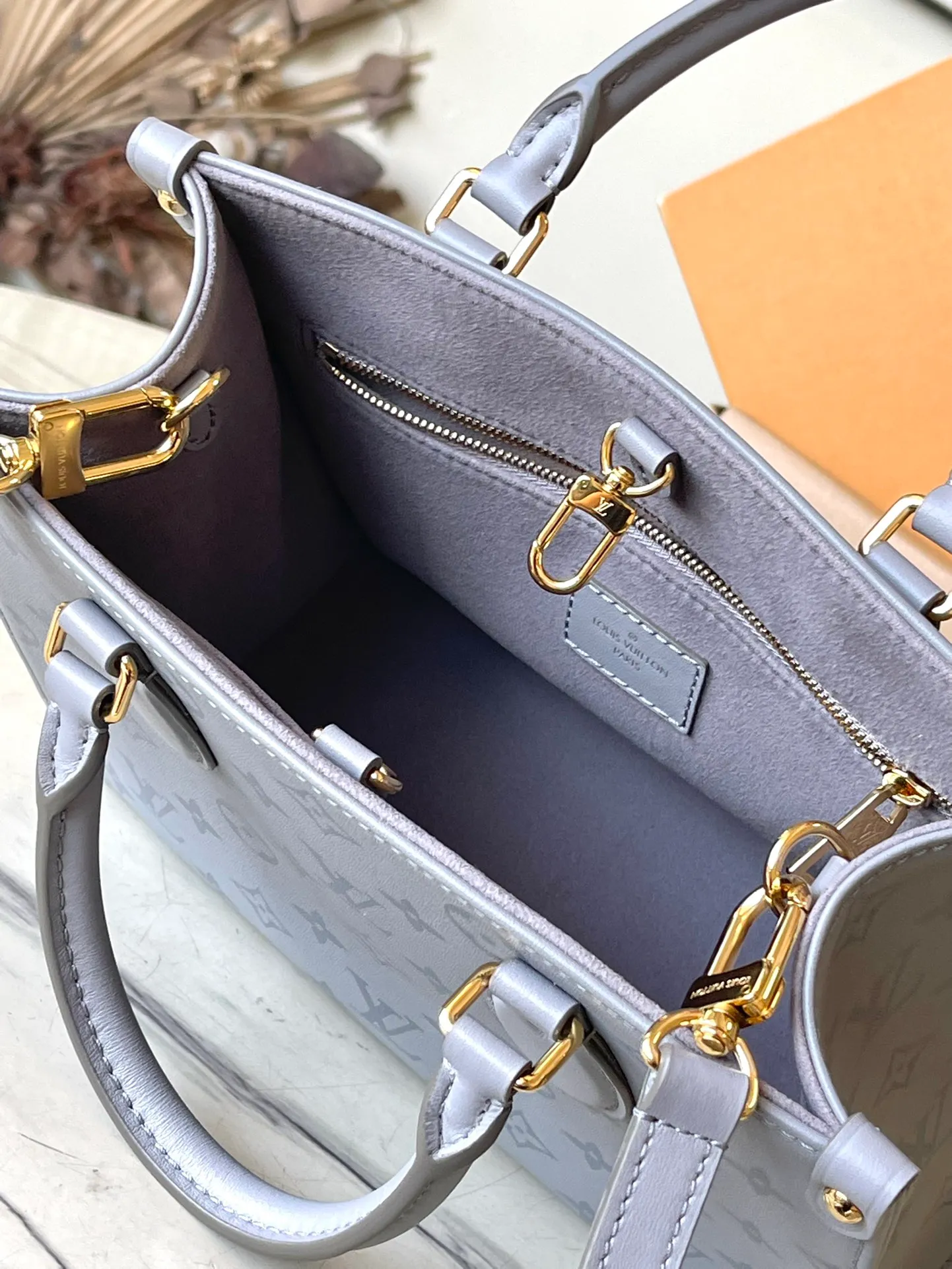 💰1020 (top-grain leather) top original M12465 Monogram Ink series OnTheGo small handbag has a matte texture of smooth cow leather, and the rivets on the corners pay tribute to the brand's classic hard box design. The neat interior has a large zipper pocket for storing banknotes and receipts. Dimensions: 25 × 19 × 11.5 cm