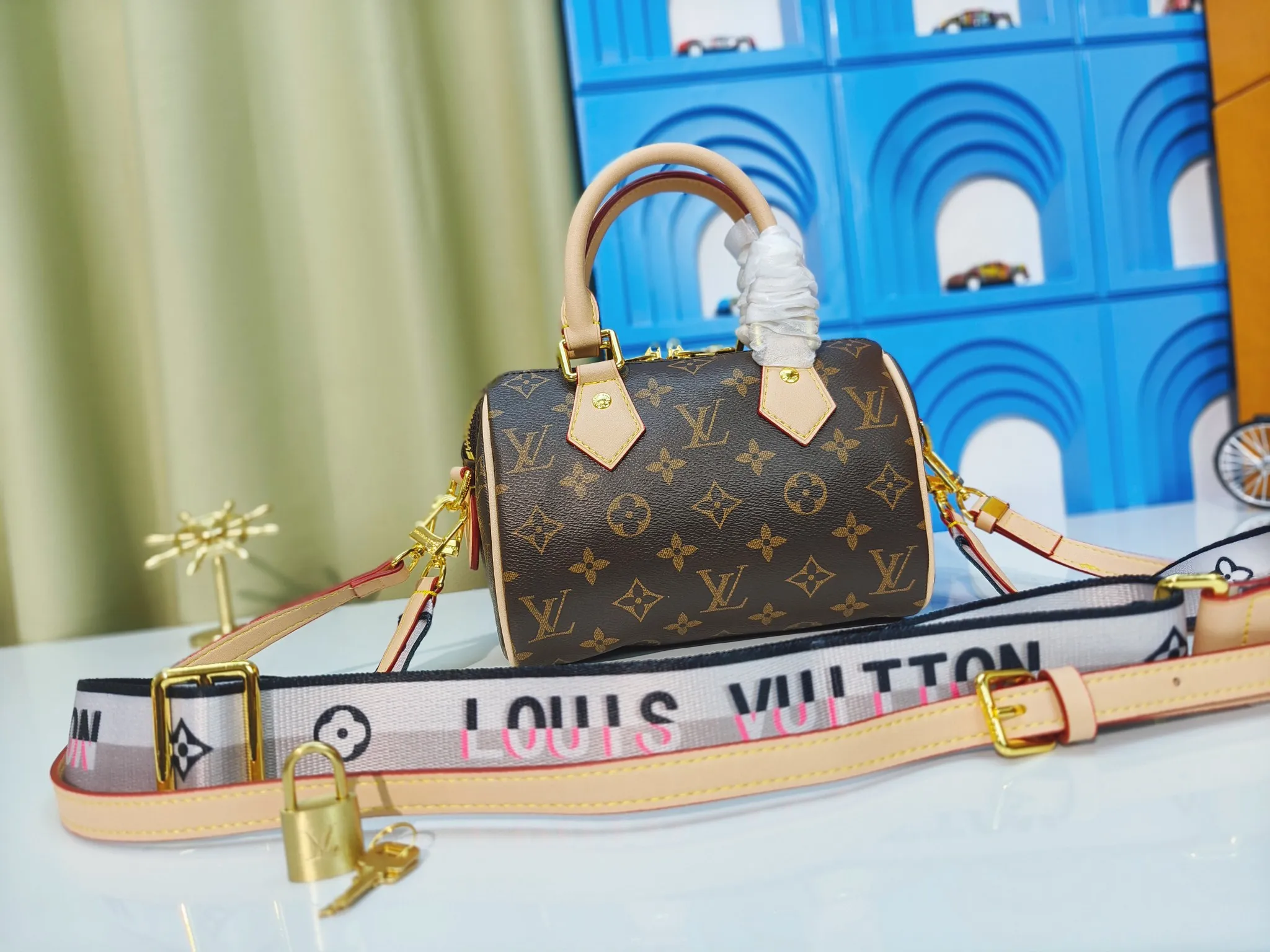 💰240💰Upgraded original version (with double shoulder straps) [M46222. The classic design of the travel bag features rolled leather handles and a removable and adjustable fabric shoulder strap embellished with the brand's signature texture. Detailed features 20.5 x 13.5 x 12 cm (length x height x width)