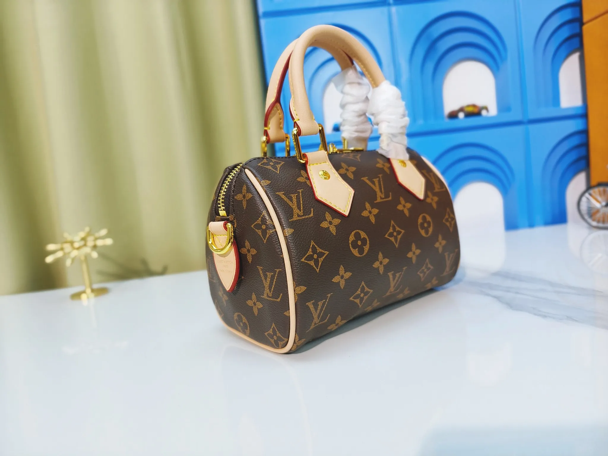 💰240💰Upgraded original version (with double shoulder straps) [M46222. The classic design of the travel bag features rolled leather handles and a removable and adjustable fabric shoulder strap embellished with the brand's signature texture. Detailed features 20.5 x 13.5 x 12 cm (length x height x width)