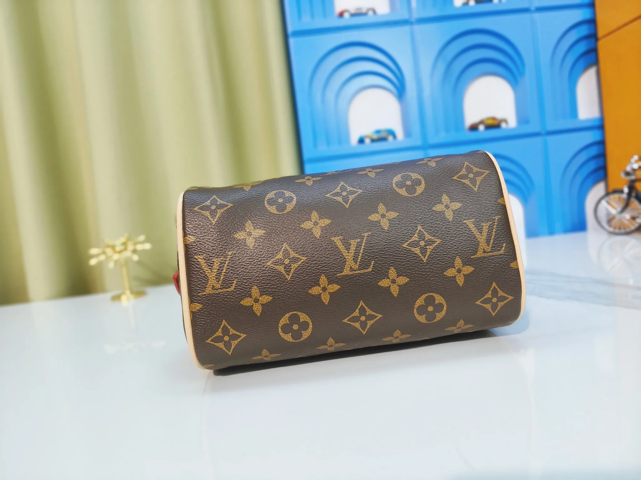 💰240💰Upgraded original version (with double shoulder straps) [M46222. The classic design of the travel bag features rolled leather handles and a removable and adjustable fabric shoulder strap embellished with the brand's signature texture. Detailed features 20.5 x 13.5 x 12 cm (length x height x width)