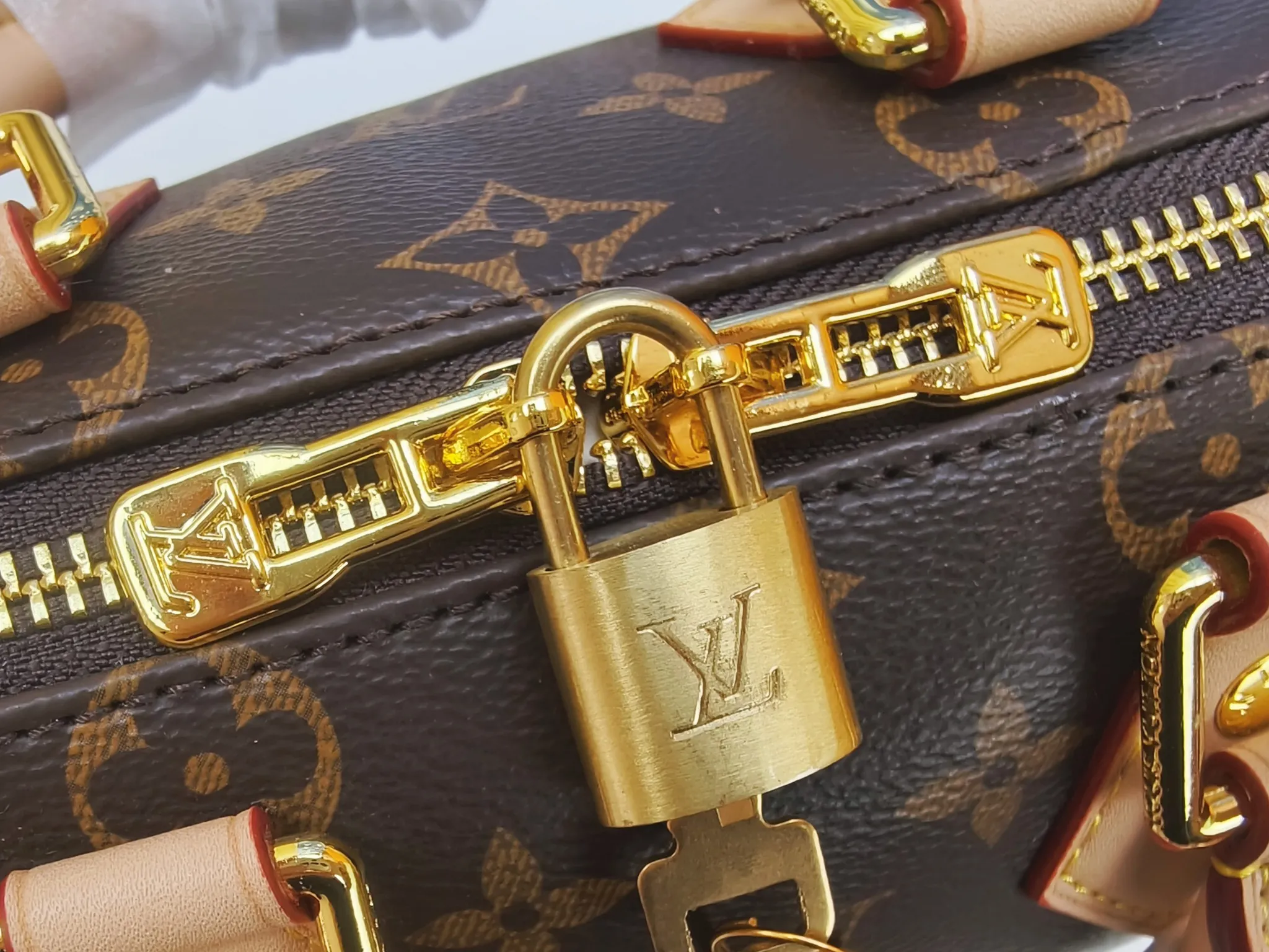💰240💰Upgraded original version (with double shoulder straps) [M46222. The classic design of the travel bag features rolled leather handles and a removable and adjustable fabric shoulder strap embellished with the brand's signature texture. Detailed features 20.5 x 13.5 x 12 cm (length x height x width)