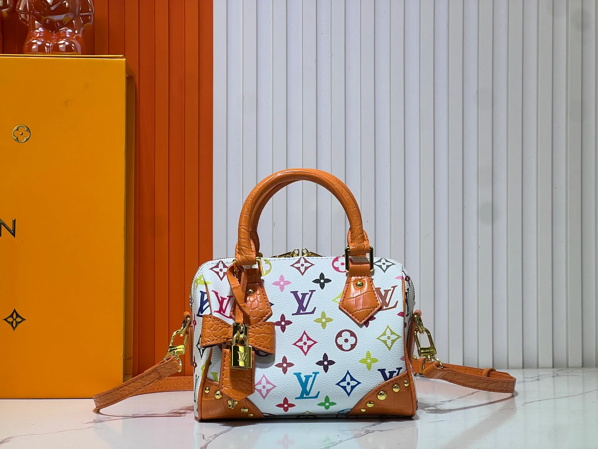 Batch 280💰Upgraded original crocodile pattern M13365 M58953 M46234 M46222 Speedy Bandoulière 20 handbag is made of soft coated canvas, and the full-length Monogram pattern is traced in colorful rainbow tones, highlighting the smart style of the Louis Vuitton x Murakami reissue series. The Toron handle and detachable shoulder strap are constructed of cow leather, the metal corners recall classic luggage elements, and the bow-shaped key bag and padlock add brand touches. Dimensions: 20.5 x 13.5 x 12.0 cm (length x height x width)