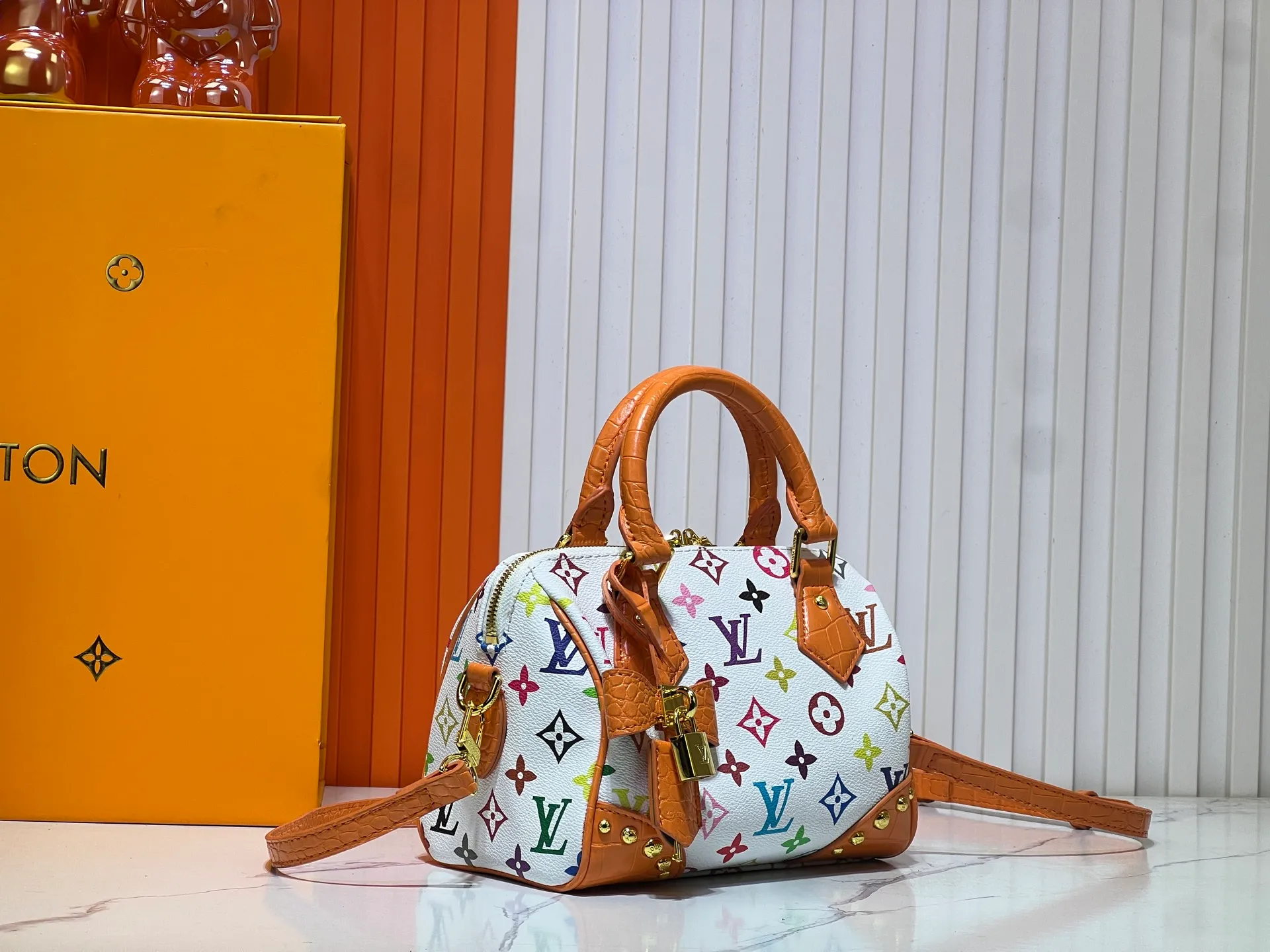Batch 280💰Upgraded original crocodile pattern M13365 M58953 M46234 M46222 Speedy Bandoulière 20 handbag is made of soft coated canvas, and the full-length Monogram pattern is traced in colorful rainbow tones, highlighting the smart style of the Louis Vuitton x Murakami reissue series. The Toron handle and detachable shoulder strap are constructed of cow leather, the metal corners recall classic luggage elements, and the bow-shaped key bag and padlock add brand touches. Dimensions: 20.5 x 13.5 x 12.0 cm (length x height x width)