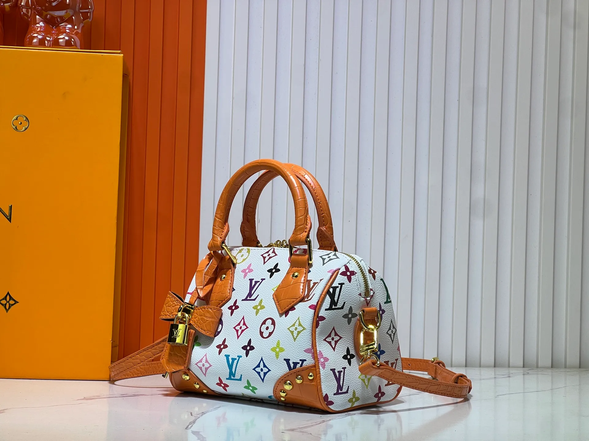 Batch 280💰Upgraded original crocodile pattern M13365 M58953 M46234 M46222 Speedy Bandoulière 20 handbag is made of soft coated canvas, and the full-length Monogram pattern is traced in colorful rainbow tones, highlighting the smart style of the Louis Vuitton x Murakami reissue series. The Toron handle and detachable shoulder strap are constructed of cow leather, the metal corners recall classic luggage elements, and the bow-shaped key bag and padlock add brand touches. Dimensions: 20.5 x 13.5 x 12.0 cm (length x height x width)