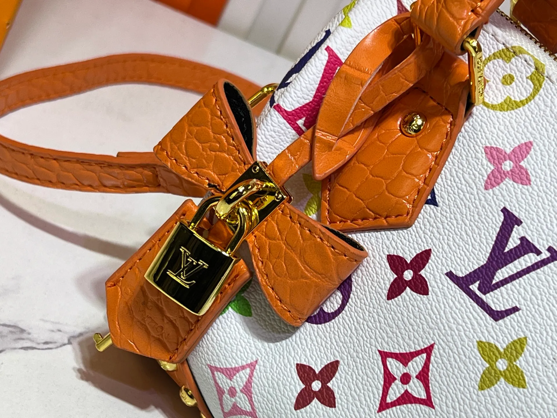 Batch 280💰Upgraded original crocodile pattern M13365 M58953 M46234 M46222 Speedy Bandoulière 20 handbag is made of soft coated canvas, and the full-length Monogram pattern is traced in colorful rainbow tones, highlighting the smart style of the Louis Vuitton x Murakami reissue series. The Toron handle and detachable shoulder strap are constructed of cow leather, the metal corners recall classic luggage elements, and the bow-shaped key bag and padlock add brand touches. Dimensions: 20.5 x 13.5 x 12.0 cm (length x height x width)