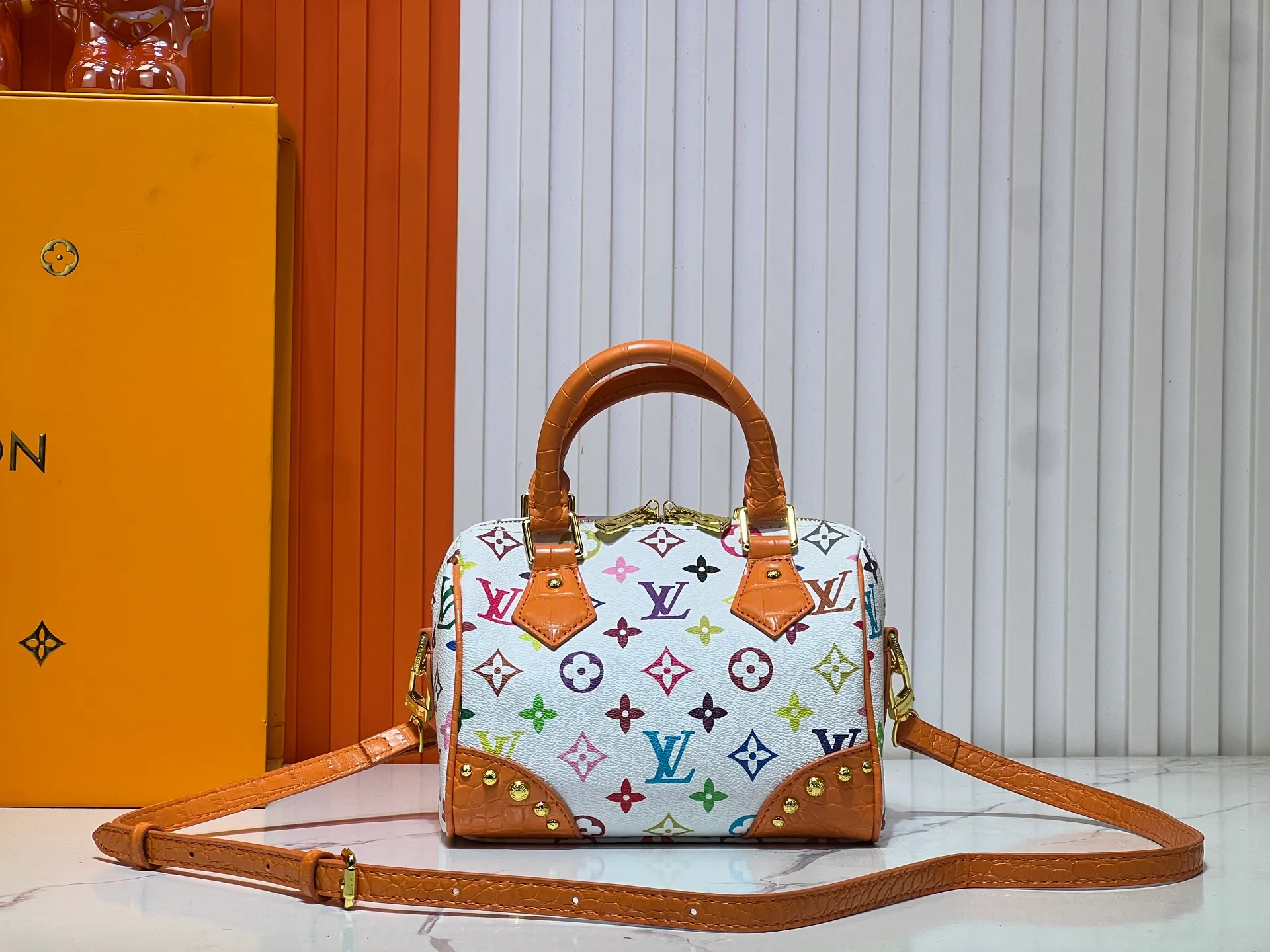 Batch 280💰Upgraded original crocodile pattern M13365 M58953 M46234 M46222 Speedy Bandoulière 20 handbag is made of soft coated canvas, and the full-length Monogram pattern is traced in colorful rainbow tones, highlighting the smart style of the Louis Vuitton x Murakami reissue series. The Toron handle and detachable shoulder strap are constructed of cow leather, the metal corners recall classic luggage elements, and the bow-shaped key bag and padlock add brand touches. Dimensions: 20.5 x 13.5 x 12.0 cm (length x height x width)