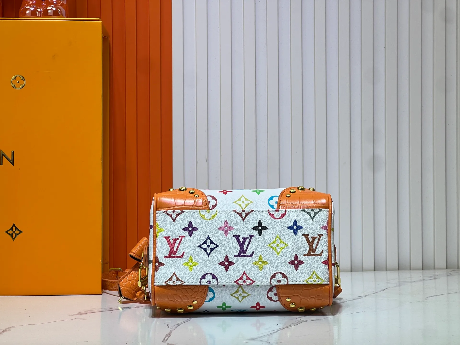 Batch 280💰Upgraded original crocodile pattern M13365 M58953 M46234 M46222 Speedy Bandoulière 20 handbag is made of soft coated canvas, and the full-length Monogram pattern is traced in colorful rainbow tones, highlighting the smart style of the Louis Vuitton x Murakami reissue series. The Toron handle and detachable shoulder strap are constructed of cow leather, the metal corners recall classic luggage elements, and the bow-shaped key bag and padlock add brand touches. Dimensions: 20.5 x 13.5 x 12.0 cm (length x height x width)