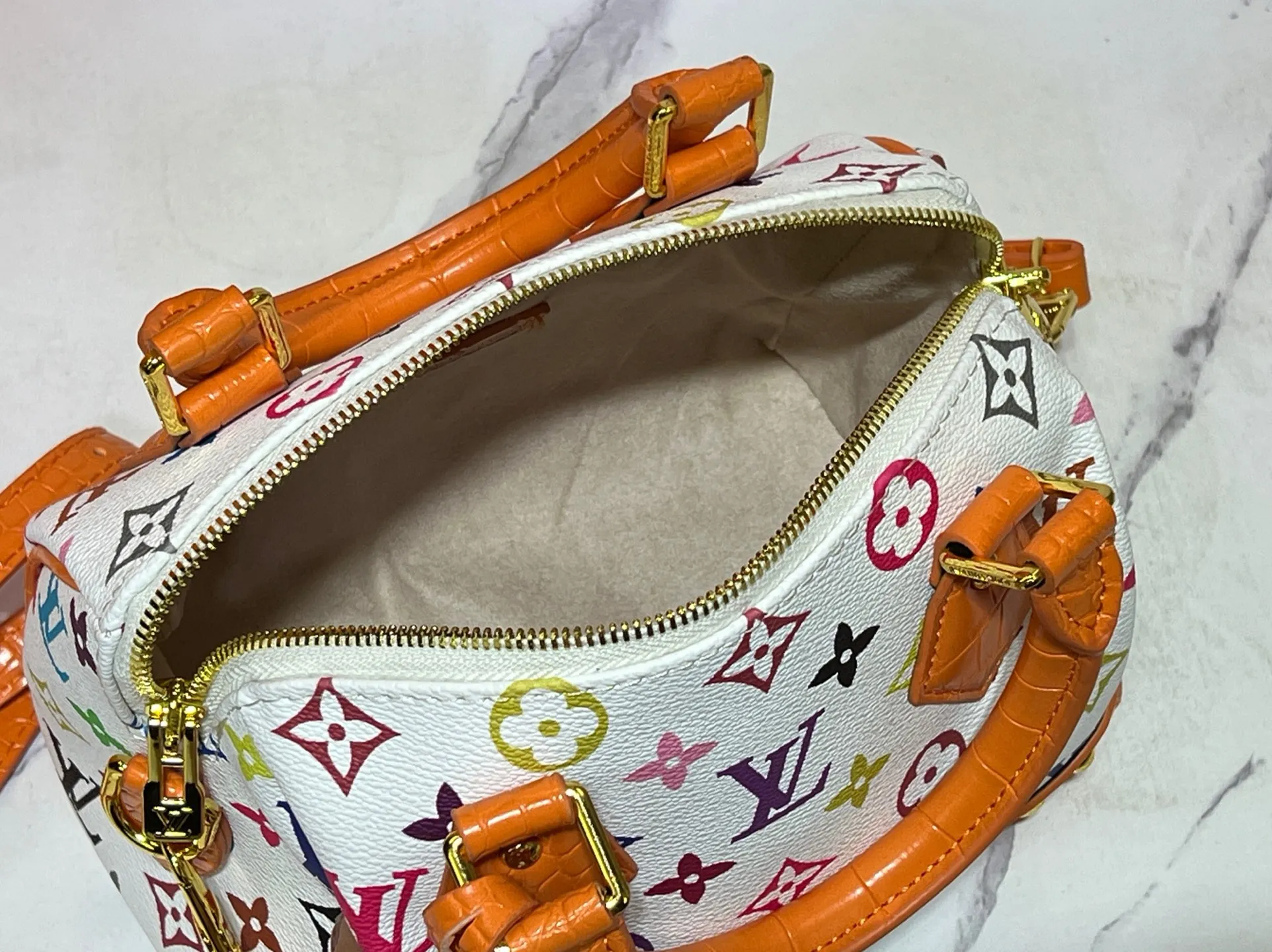 Batch 280💰Upgraded original crocodile pattern M13365 M58953 M46234 M46222 Speedy Bandoulière 20 handbag is made of soft coated canvas, and the full-length Monogram pattern is traced in colorful rainbow tones, highlighting the smart style of the Louis Vuitton x Murakami reissue series. The Toron handle and detachable shoulder strap are constructed of cow leather, the metal corners recall classic luggage elements, and the bow-shaped key bag and padlock add brand touches. Dimensions: 20.5 x 13.5 x 12.0 cm (length x height x width)
