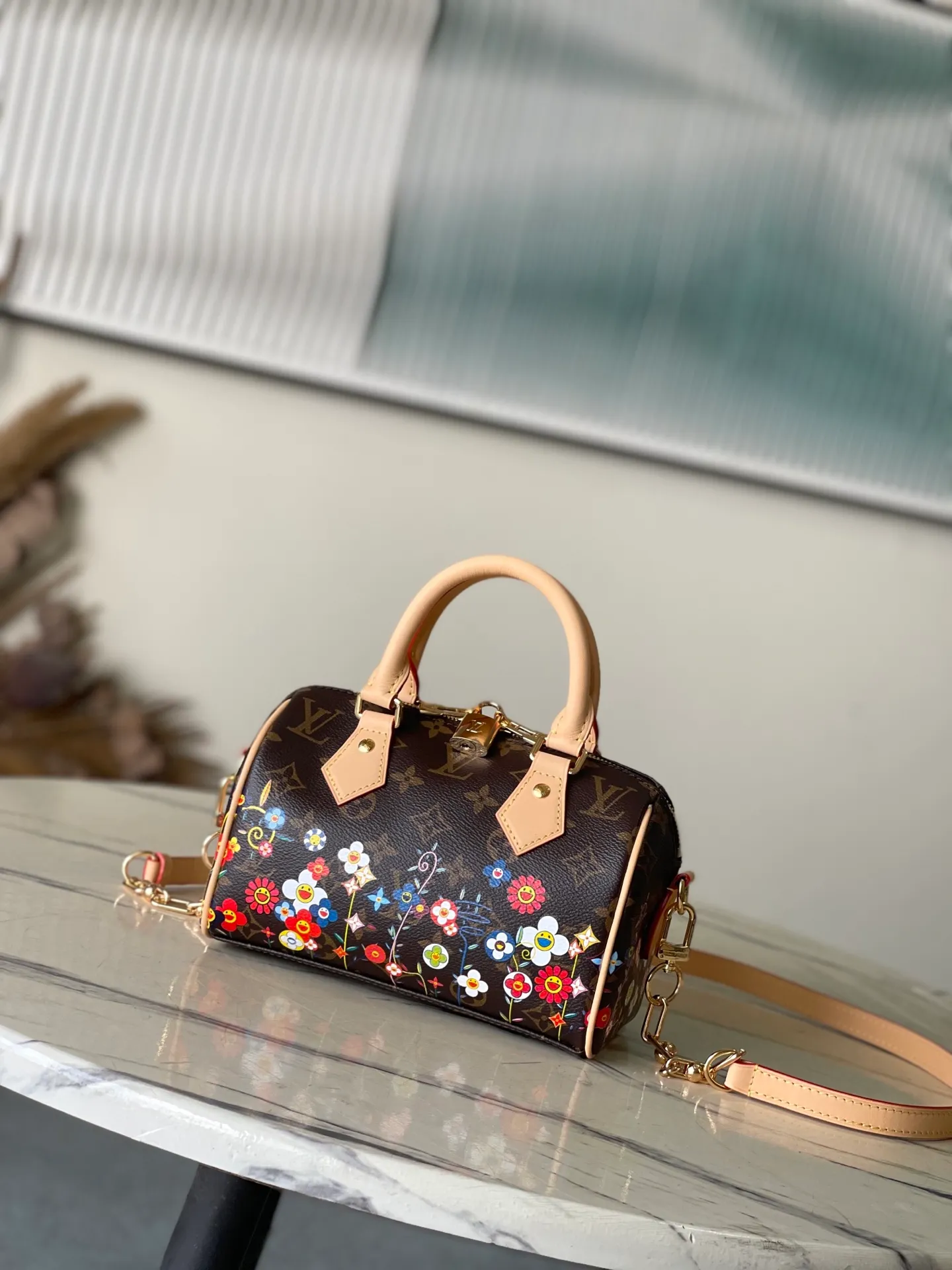 💰940 Top Original Order M14175 This Speedy Bandoulere 20 handbag combines Monogram canvas and cow leather trim, and uses the bright elements of the Louis Vuitton x Murakami reissue series to convey trendy style. The Monogram floral pattern is reinterpreted with Murakami's "super-flat" artistic concept on the front and back. The zipper opening is decorated with a dazzling padlock. The Toron handle and detachable and adjustable chain ensure comfortable carrying. Dimensions: 20.5 × 13.5 × 12 cm