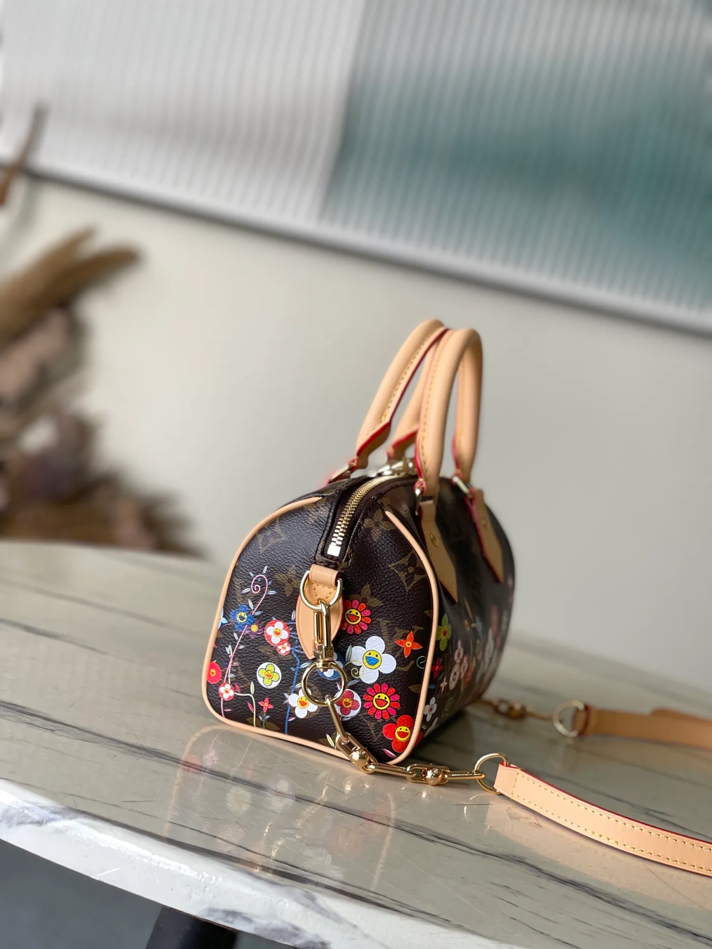💰940 Top Original Order M14175 This Speedy Bandoulere 20 handbag combines Monogram canvas and cow leather trim, and uses the bright elements of the Louis Vuitton x Murakami reissue series to convey trendy style. The Monogram floral pattern is reinterpreted with Murakami's "super-flat" artistic concept on the front and back. The zipper opening is decorated with a dazzling padlock. The Toron handle and detachable and adjustable chain ensure comfortable carrying. Dimensions: 20.5 × 13.5 × 12 cm