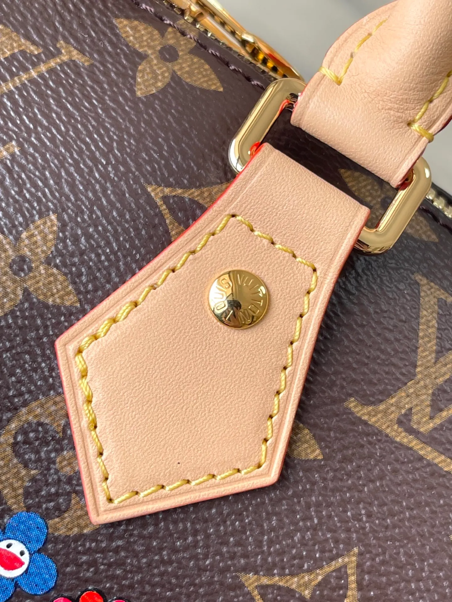 💰940 Top Original Order M14175 This Speedy Bandoulere 20 handbag combines Monogram canvas and cow leather trim, and uses the bright elements of the Louis Vuitton x Murakami reissue series to convey trendy style. The Monogram floral pattern is reinterpreted with Murakami's "super-flat" artistic concept on the front and back. The zipper opening is decorated with a dazzling padlock. The Toron handle and detachable and adjustable chain ensure comfortable carrying. Dimensions: 20.5 × 13.5 × 12 cm