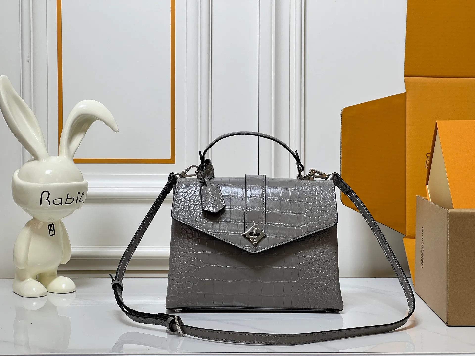 ¥300 80527 N82033.N98925 Crocodile black N98928.N80432 Crocodile pink N99017 Crocodile gray N84714 Himalayan N86012 black with crocodile Rose des Vents small handbag is made of smooth and grained calfskin to outline elegant lines, embellished with golden LV padlocks to shine. Clever use of the top handle and detachable and adjustable shoulder strap create an elegant elbow or practical cross-body style for everyday travel. Medium size Length 27 Width 11 Height 19