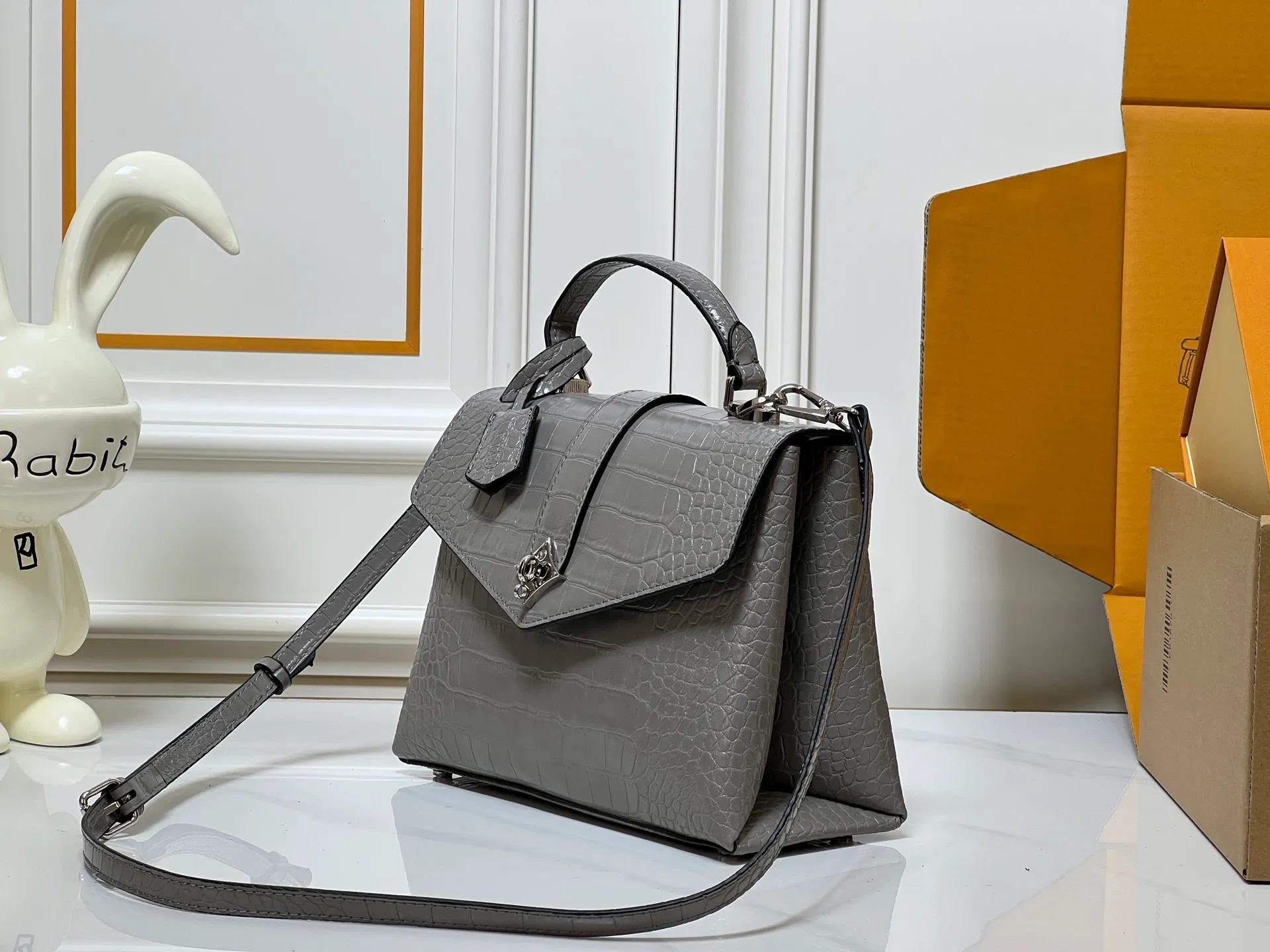 ¥300 80527 N82033.N98925 Crocodile black N98928.N80432 Crocodile pink N99017 Crocodile gray N84714 Himalayan N86012 black with crocodile Rose des Vents small handbag is made of smooth and grained calfskin to outline elegant lines, embellished with golden LV padlocks to shine. Clever use of the top handle and detachable and adjustable shoulder strap create an elegant elbow or practical cross-body style for everyday travel. Medium size Length 27 Width 11 Height 19