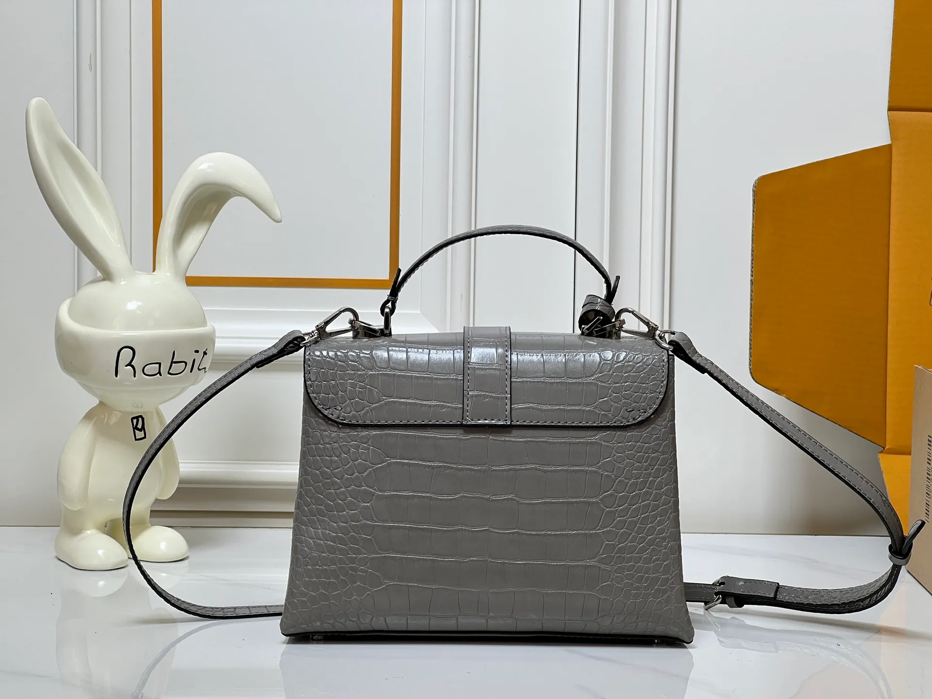 ¥300 80527 N82033.N98925 Crocodile black N98928.N80432 Crocodile pink N99017 Crocodile gray N84714 Himalayan N86012 black with crocodile Rose des Vents small handbag is made of smooth and grained calfskin to outline elegant lines, embellished with golden LV padlocks to shine. Clever use of the top handle and detachable and adjustable shoulder strap create an elegant elbow or practical cross-body style for everyday travel. Medium size Length 27 Width 11 Height 19