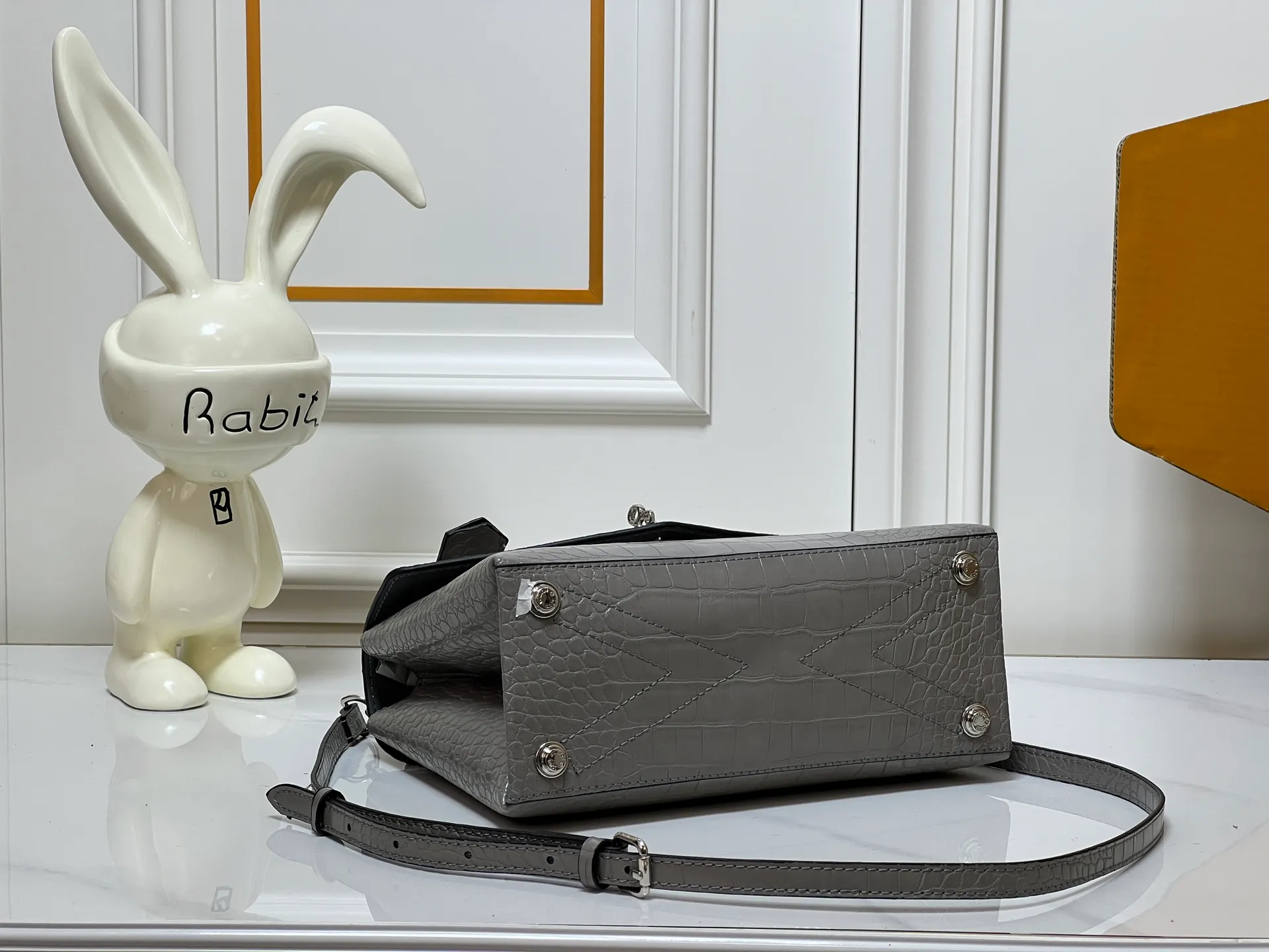 ¥300 80527 N82033.N98925 Crocodile black N98928.N80432 Crocodile pink N99017 Crocodile gray N84714 Himalayan N86012 black with crocodile Rose des Vents small handbag is made of smooth and grained calfskin to outline elegant lines, embellished with golden LV padlocks to shine. Clever use of the top handle and detachable and adjustable shoulder strap create an elegant elbow or practical cross-body style for everyday travel. Medium size Length 27 Width 11 Height 19