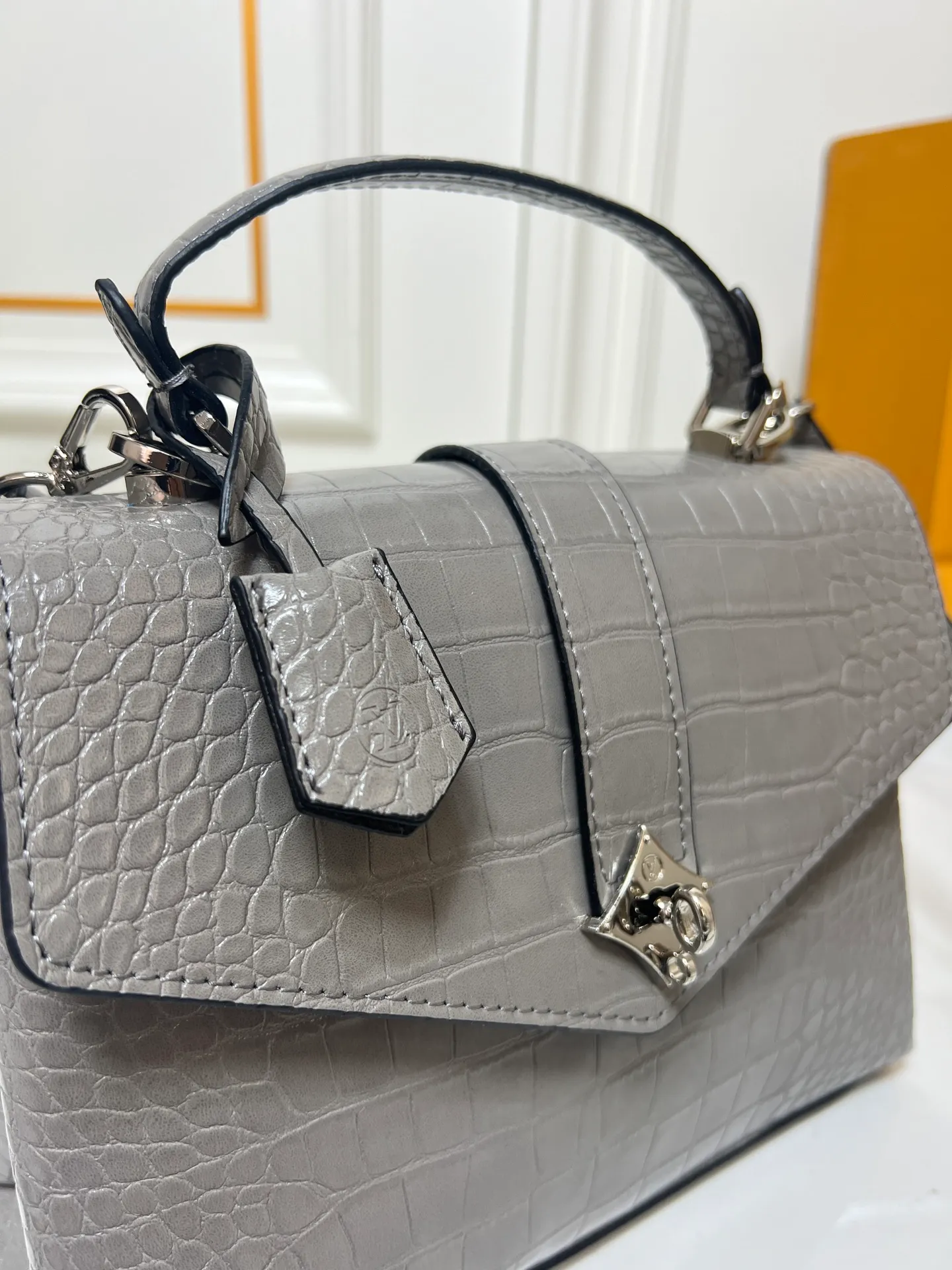 ¥300 80527 N82033.N98925 Crocodile black N98928.N80432 Crocodile pink N99017 Crocodile gray N84714 Himalayan N86012 black with crocodile Rose des Vents small handbag is made of smooth and grained calfskin to outline elegant lines, embellished with golden LV padlocks to shine. Clever use of the top handle and detachable and adjustable shoulder strap create an elegant elbow or practical cross-body style for everyday travel. Medium size Length 27 Width 11 Height 19