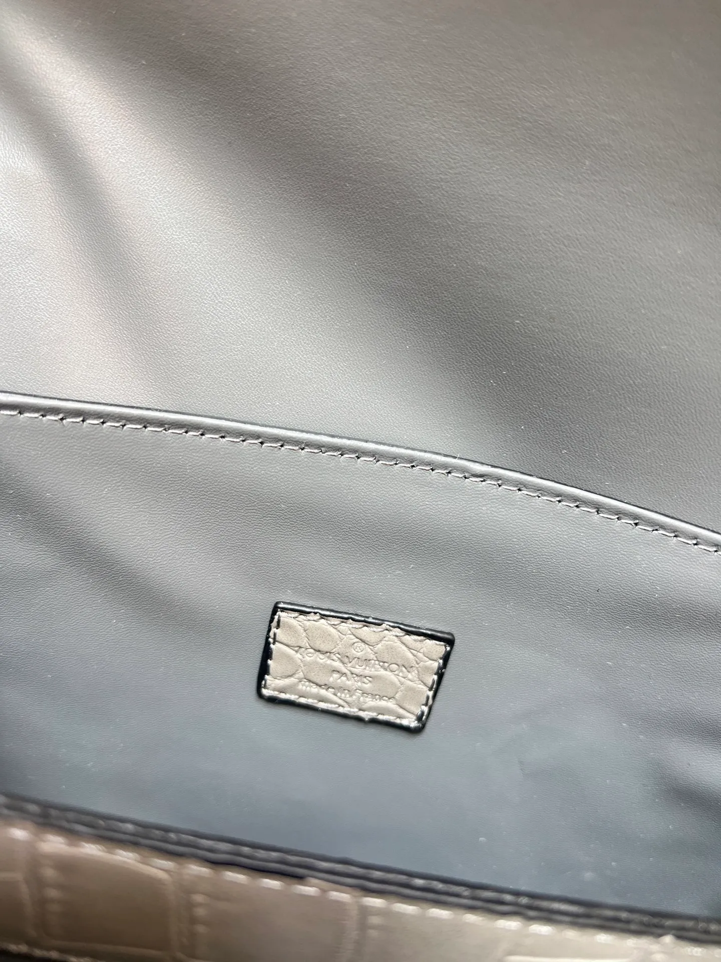 ¥300 80527 N82033.N98925 Crocodile black N98928.N80432 Crocodile pink N99017 Crocodile gray N84714 Himalayan N86012 black with crocodile Rose des Vents small handbag is made of smooth and grained calfskin to outline elegant lines, embellished with golden LV padlocks to shine. Clever use of the top handle and detachable and adjustable shoulder strap create an elegant elbow or practical cross-body style for everyday travel. Medium size Length 27 Width 11 Height 19