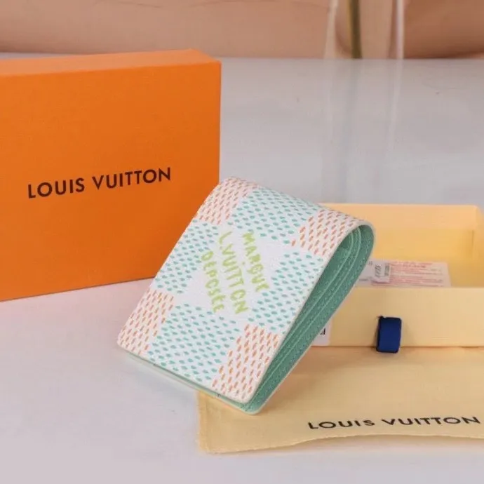 P110💰 Model: 60895 checkered sapphire blue New model The latest model for spring and summer 2024, this pocket wallet combines the elegance of Damier Graphite canvas with the delicate texture of Epi leather, with stripes emblazoned with the Louis Vuitton logo. The elegant design can accommodate credit cards, banknotes and receipts, making it suitable for daily carrying or gift giving. Epi leather and Damier Graphite coated sail. Textile cowhide trimmed cowhide lining, card compartment, inner pocket, outer patch pocket. This product is produced in one of France, Spain, Italy and the United States; size 11.5×9×1.5 cm 60895.