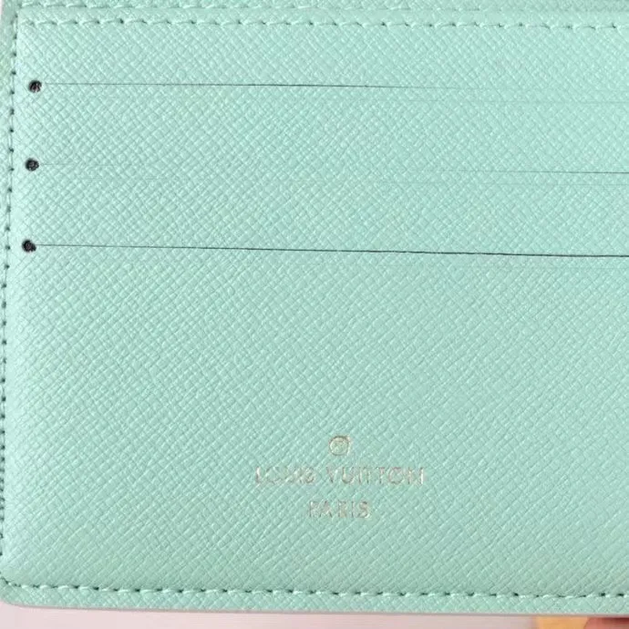 P110💰 Model: 60895 checkered sapphire blue New model The latest model for spring and summer 2024, this pocket wallet combines the elegance of Damier Graphite canvas with the delicate texture of Epi leather, with stripes emblazoned with the Louis Vuitton logo. The elegant design can accommodate credit cards, banknotes and receipts, making it suitable for daily carrying or gift giving. Epi leather and Damier Graphite coated sail. Textile cowhide trimmed cowhide lining, card compartment, inner pocket, outer patch pocket. This product is produced in one of France, Spain, Italy and the United States; size 11.5×9×1.5 cm 60895.