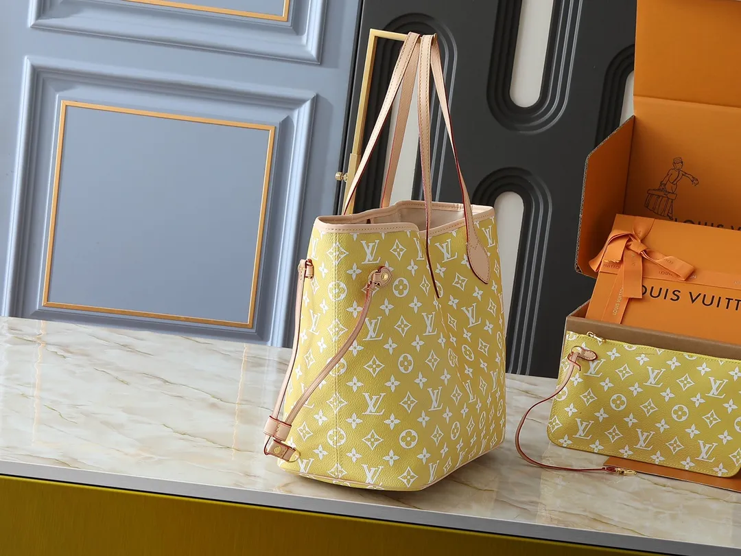 💰300💰Upgraded original M40995 The legendary Neverfull handbag can always meet your various handbag needs. It has a large capacity but is not bulky. It is stiff and soft to the touch, making it suitable for home and travel. Tighten the side ties and it instantly transforms into a stylish urban handbag. Loosen the straps and it transforms into a chic and practical handbag. The slender leather handle can be carried over the shoulder or between the arms. The model shown here is made of Damier Ebène canvas. Dimensions: 31.0 x 28.0 x 14.0 cm