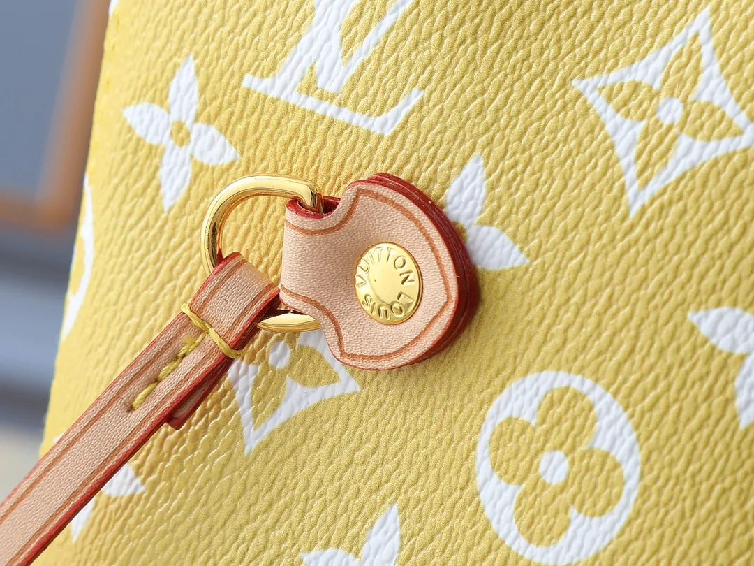 💰300💰Upgraded original M40995 The legendary Neverfull handbag can always meet your various handbag needs. It has a large capacity but is not bulky. It is stiff and soft to the touch, making it suitable for home and travel. Tighten the side ties and it instantly transforms into a stylish urban handbag. Loosen the straps and it transforms into a chic and practical handbag. The slender leather handle can be carried over the shoulder or between the arms. The model shown here is made of Damier Ebène canvas. Dimensions: 31.0 x 28.0 x 14.0 cm