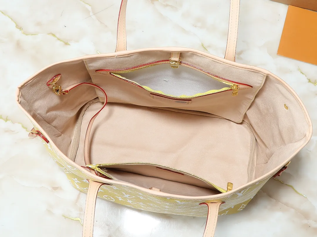 💰300💰Upgraded original M40995 The legendary Neverfull handbag can always meet your various handbag needs. It has a large capacity but is not bulky. It is stiff and soft to the touch, making it suitable for home and travel. Tighten the side ties and it instantly transforms into a stylish urban handbag. Loosen the straps and it transforms into a chic and practical handbag. The slender leather handle can be carried over the shoulder or between the arms. The model shown here is made of Damier Ebène canvas. Dimensions: 31.0 x 28.0 x 14.0 cm