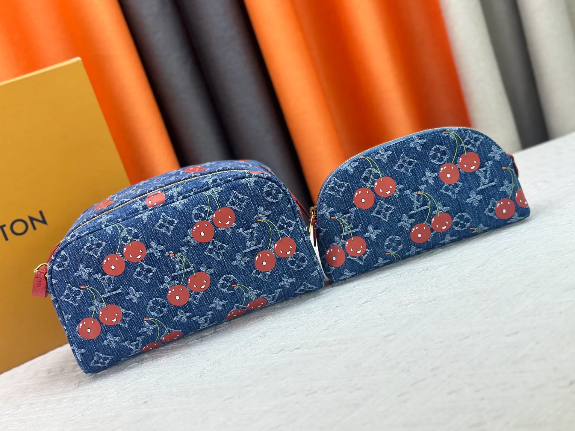 P260 Upgraded original 2-piece set Murakami Denim Cherry🍒M47528 M13669 This Dopp Kit toiletry bag is made of Monogram Eclipse canvas, bringing a restrained choice to Monogram lovers. Plenty of space to store travel essentials, double zippers for secure protection, and wide opening for easy access. 28.0 x 15.0 x 16.5 cm (length x height x width)