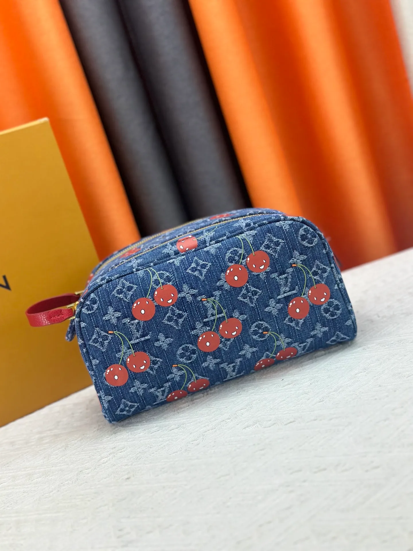 P260 Upgraded original 2-piece set Murakami Denim Cherry🍒M47528 M13669 This Dopp Kit toiletry bag is made of Monogram Eclipse canvas, bringing a restrained choice to Monogram lovers. Plenty of space to store travel essentials, double zippers for secure protection, and wide opening for easy access. 28.0 x 15.0 x 16.5 cm (length x height x width)