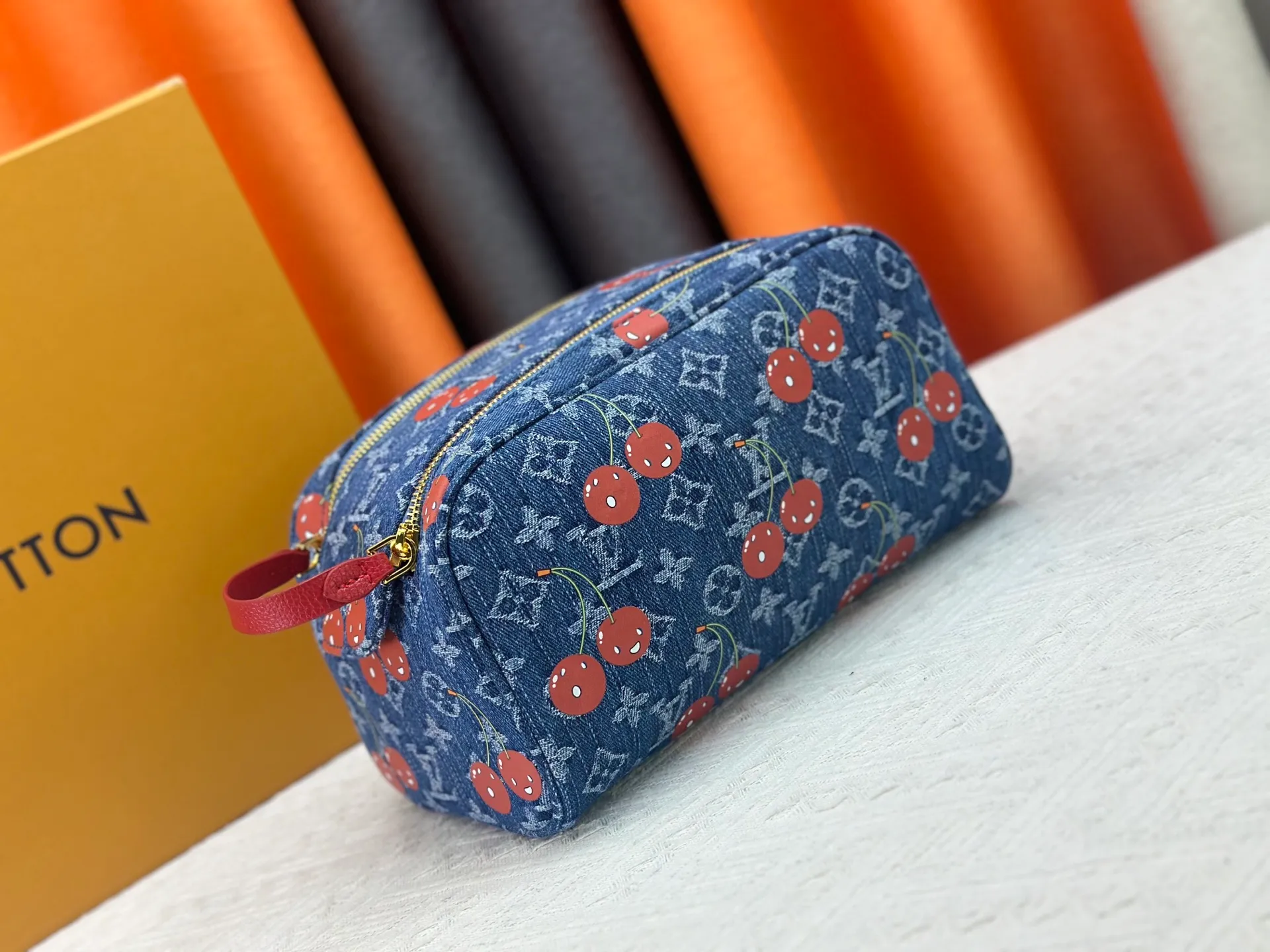 P260 Upgraded original 2-piece set Murakami Denim Cherry🍒M47528 M13669 This Dopp Kit toiletry bag is made of Monogram Eclipse canvas, bringing a restrained choice to Monogram lovers. Plenty of space to store travel essentials, double zippers for secure protection, and wide opening for easy access. 28.0 x 15.0 x 16.5 cm (length x height x width)