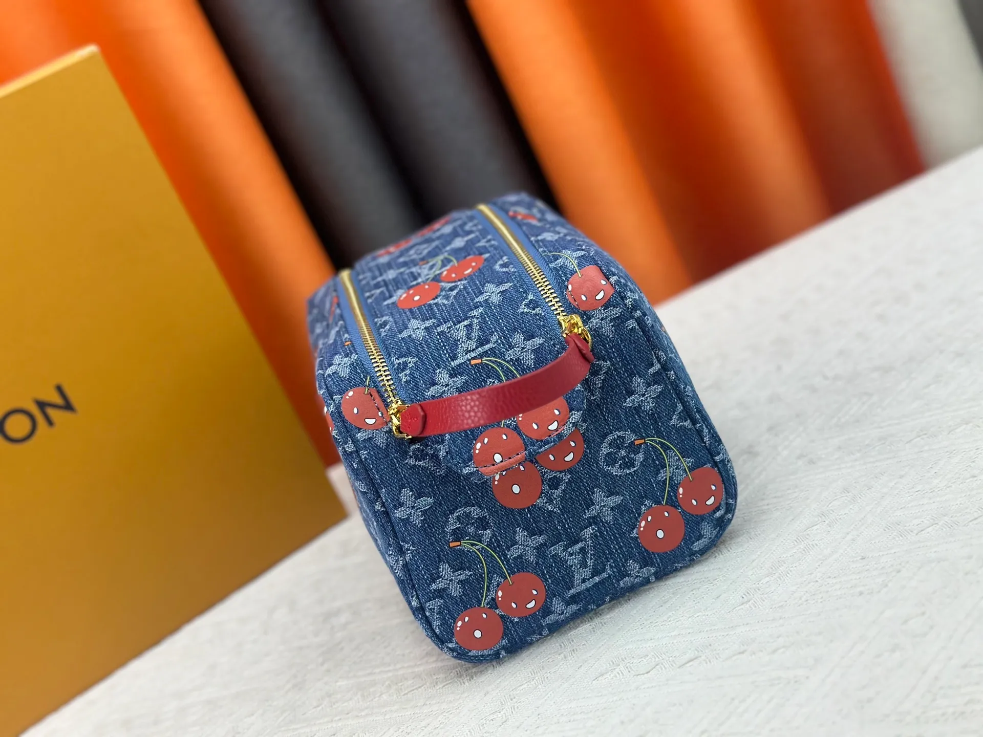 P260 Upgraded original 2-piece set Murakami Denim Cherry🍒M47528 M13669 This Dopp Kit toiletry bag is made of Monogram Eclipse canvas, bringing a restrained choice to Monogram lovers. Plenty of space to store travel essentials, double zippers for secure protection, and wide opening for easy access. 28.0 x 15.0 x 16.5 cm (length x height x width)
