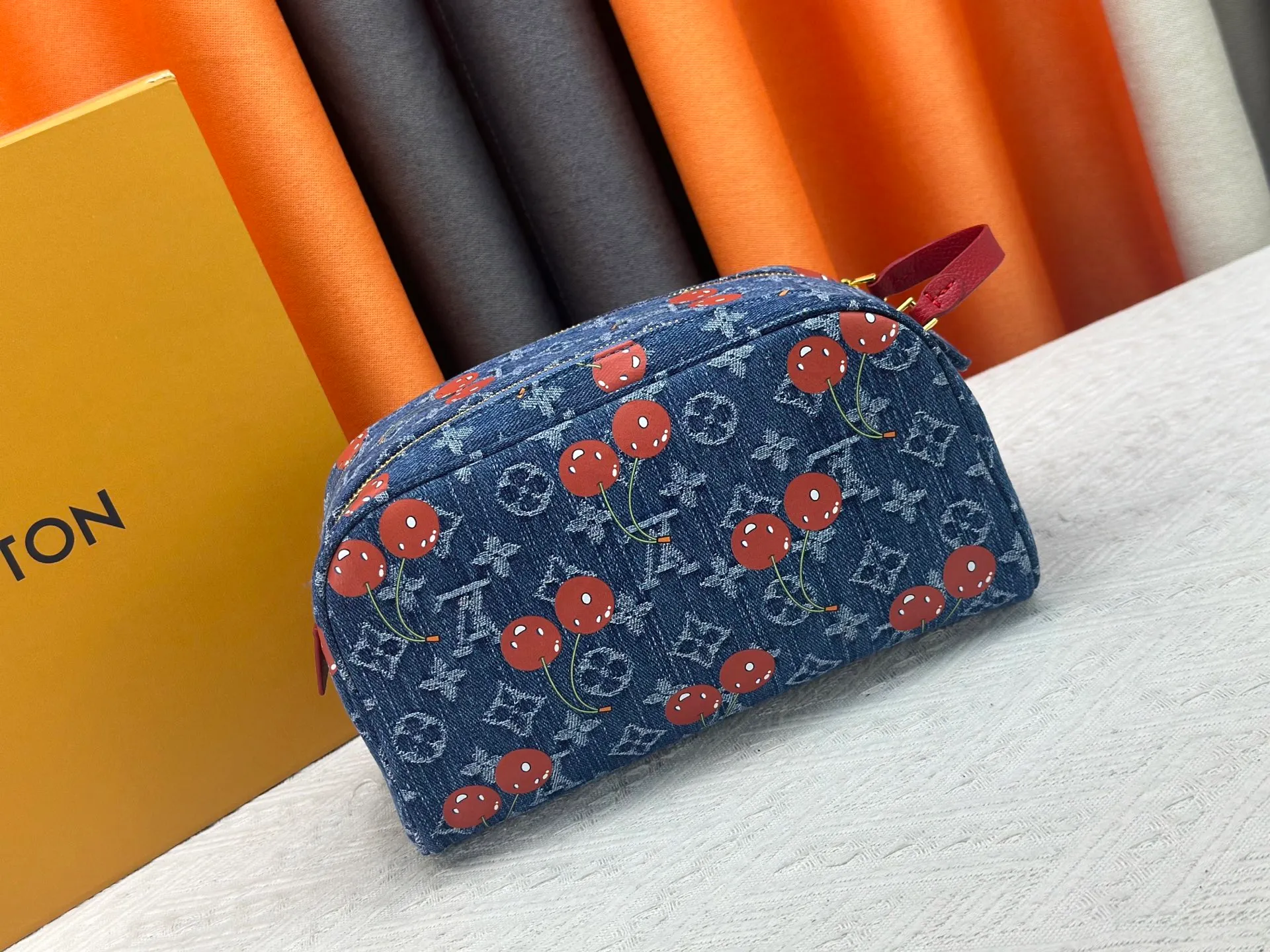 P260 Upgraded original 2-piece set Murakami Denim Cherry🍒M47528 M13669 This Dopp Kit toiletry bag is made of Monogram Eclipse canvas, bringing a restrained choice to Monogram lovers. Plenty of space to store travel essentials, double zippers for secure protection, and wide opening for easy access. 28.0 x 15.0 x 16.5 cm (length x height x width)