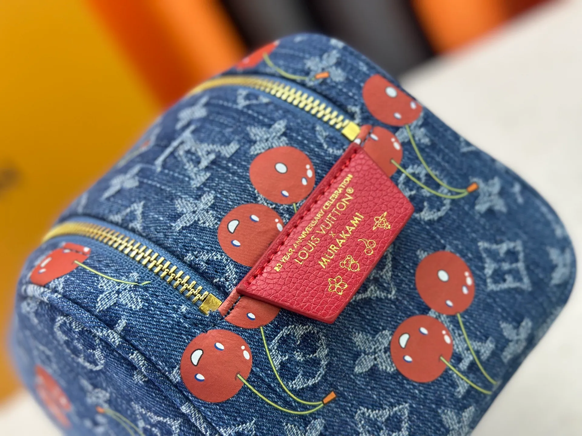 P260 Upgraded original 2-piece set Murakami Denim Cherry🍒M47528 M13669 This Dopp Kit toiletry bag is made of Monogram Eclipse canvas, bringing a restrained choice to Monogram lovers. Plenty of space to store travel essentials, double zippers for secure protection, and wide opening for easy access. 28.0 x 15.0 x 16.5 cm (length x height x width)