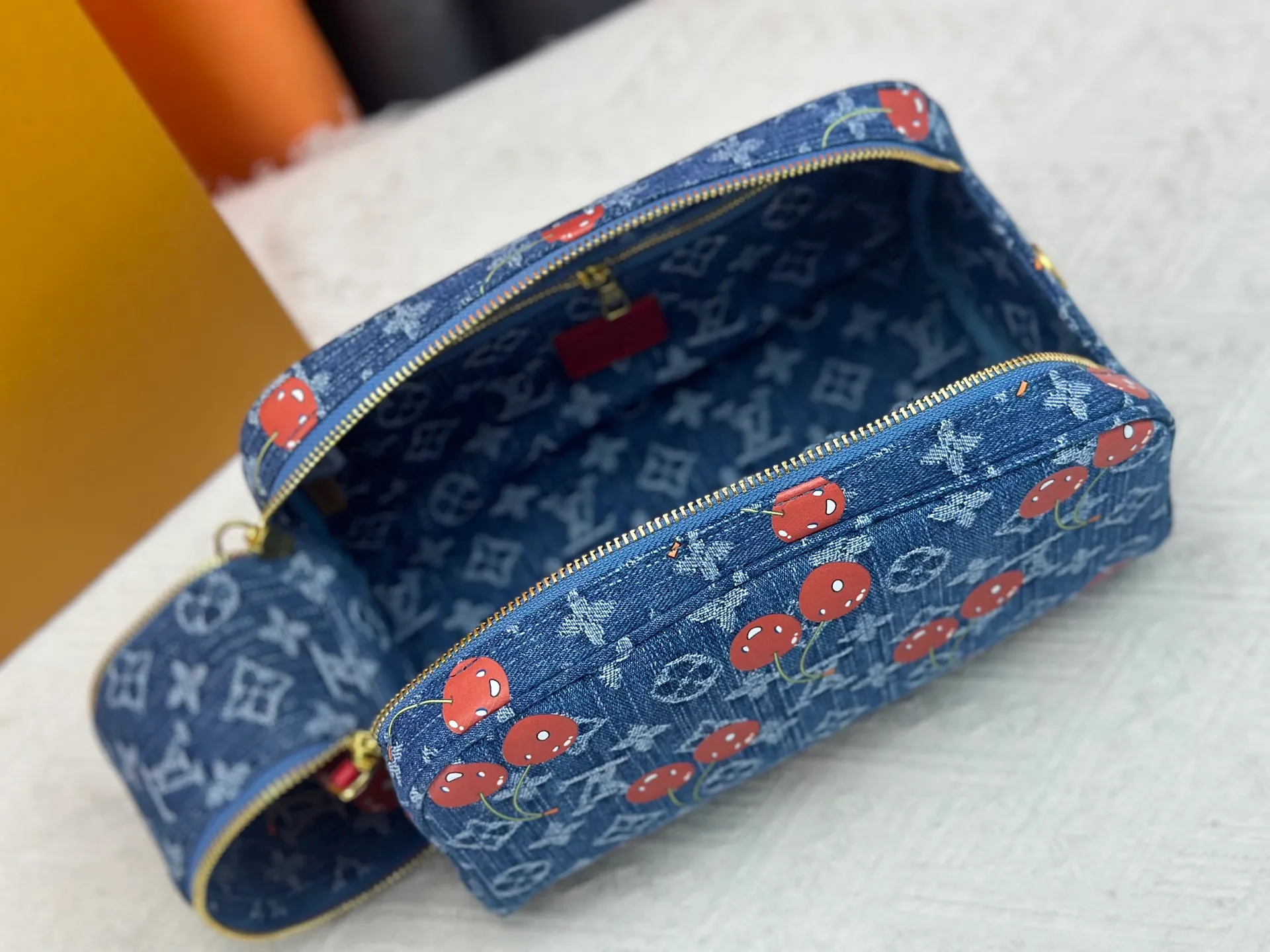 P260 Upgraded original 2-piece set Murakami Denim Cherry🍒M47528 M13669 This Dopp Kit toiletry bag is made of Monogram Eclipse canvas, bringing a restrained choice to Monogram lovers. Plenty of space to store travel essentials, double zippers for secure protection, and wide opening for easy access. 28.0 x 15.0 x 16.5 cm (length x height x width)