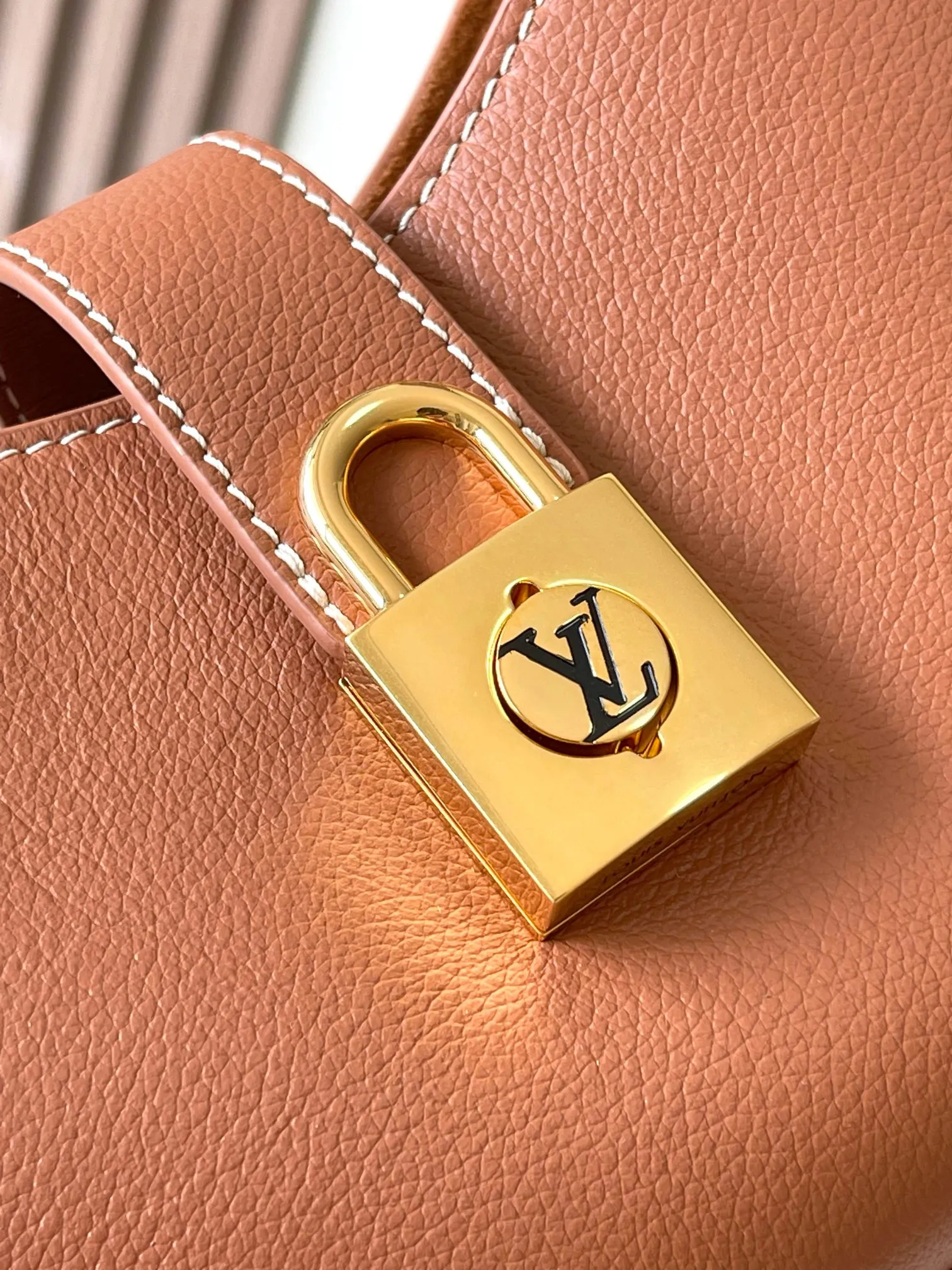 💰2200 [Special grade MB chip version original leather] This Low Key Shoulder Bag once again proves the brand's exquisite craftsmanship with its gorgeous design. Soft cowhide leather is dip-dyed in a neutral color, with adjustable shoulder straps and suede lining for a sophisticated feel, while a classic LV padlock keeps your belongings safe. Model: M24885 caramel dynamic chip version Material: A-grade all-steel hardware, imported original fabric Packaging: full set of original factory duty-free MB packaging Size: 26*18*7CM