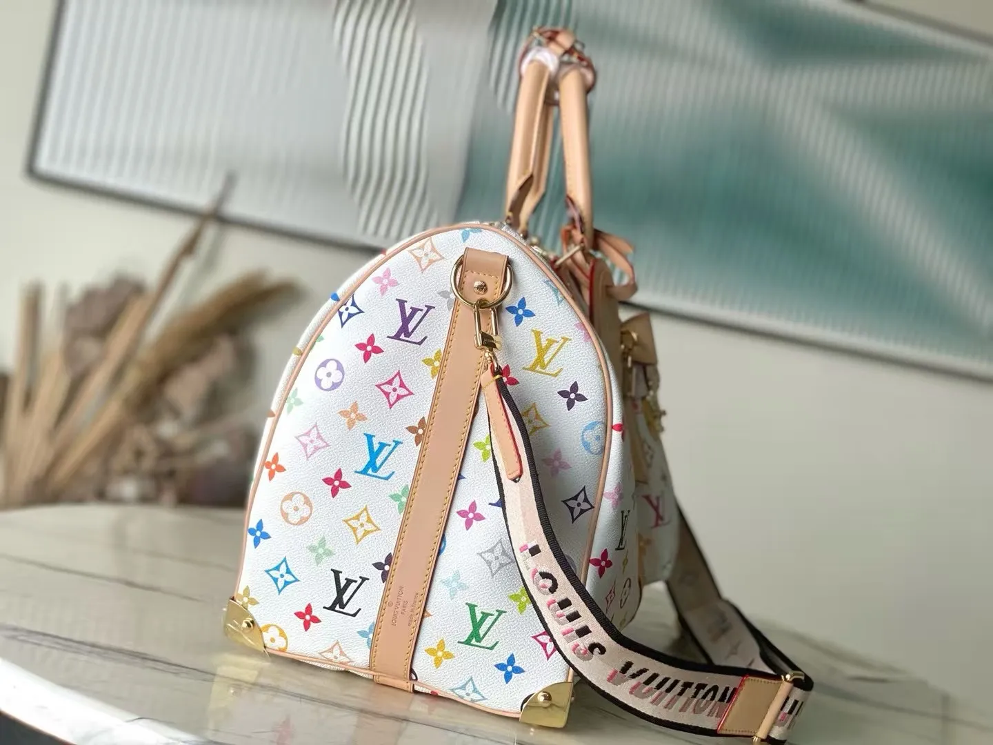 💰1560 Top original order M13742 Embroidered shoulder strap model This Keepal Bandouliere45 travel bag is from the Louis Vuitton × Murakami reissue series. It uses gorgeous Monogram coated canvas to show the creative blend of the brand's iconic elements and the artist's iridescent aesthetics. The S-lock buckle and glossy metal corners on the front pocket establish a classic foundation, while the rivet ribbon and bow-shaped key bag highlight the new season trend. Dimensions: 45 × 27 × 20 cm