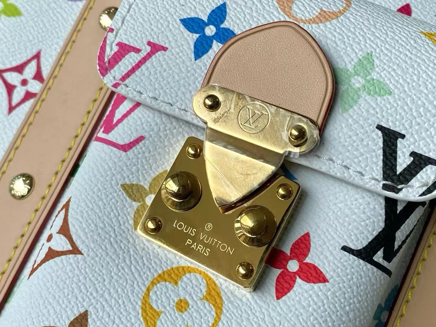 💰1560 Top original order M13742 Embroidered shoulder strap model This Keepal Bandouliere45 travel bag is from the Louis Vuitton × Murakami reissue series. It uses gorgeous Monogram coated canvas to show the creative blend of the brand's iconic elements and the artist's iridescent aesthetics. The S-lock buckle and glossy metal corners on the front pocket establish a classic foundation, while the rivet ribbon and bow-shaped key bag highlight the new season trend. Dimensions: 45 × 27 × 20 cm
