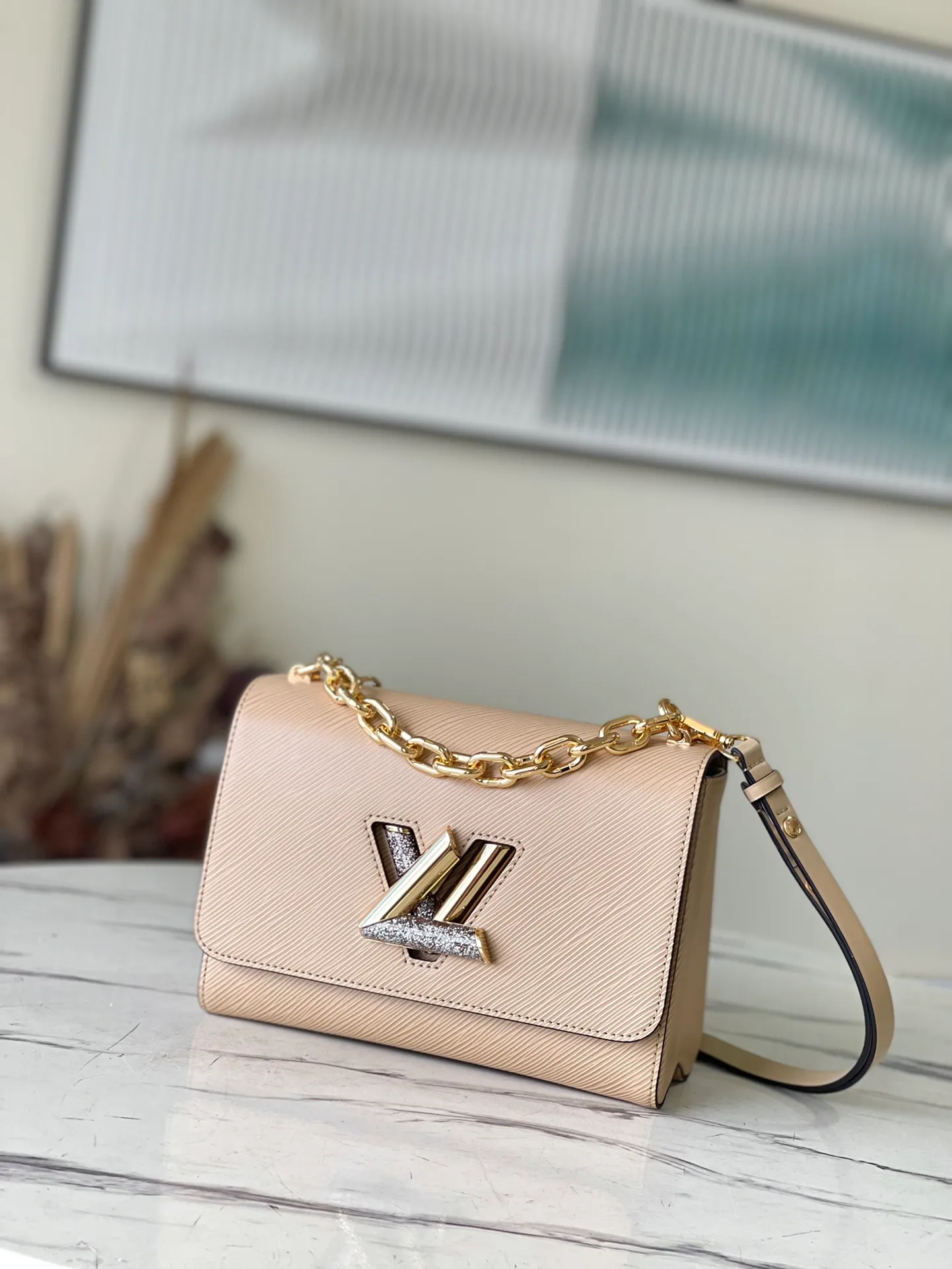 💰1160 (top layer leather) top original single M59033 apricot. This Twist medium handbag is made of Epi leather. The iconic LV Twist twist lock is constructed with moonstone, which is considered to protect the spirit and bring positive emotions. The moonstone is then used to highlight the sometimes clear and sometimes rich light and shadow changes of the moonstone. Dimensions: 23.0 x 17.0 x 9.5 cm (length x height x width)