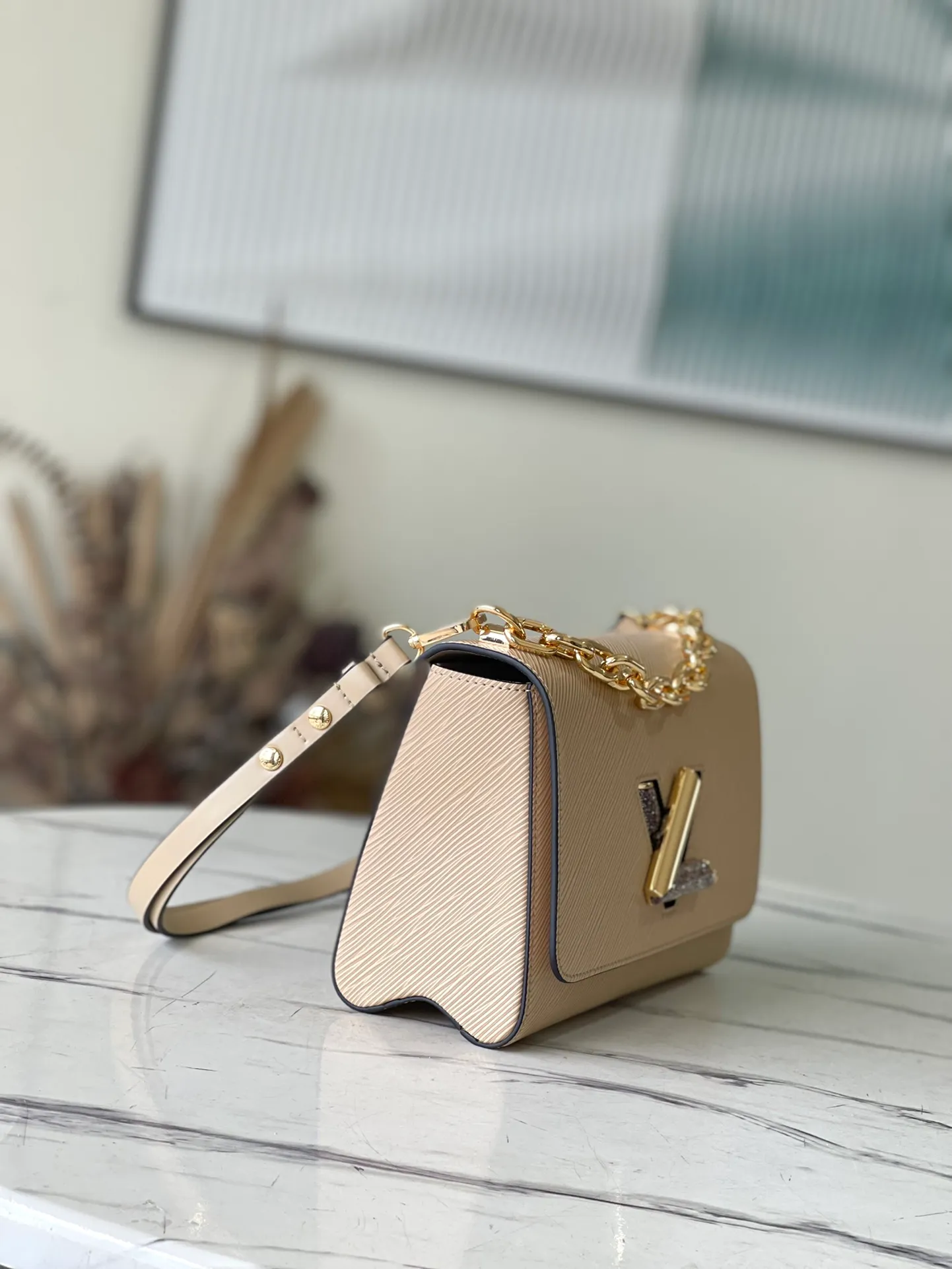 💰1160 (top layer leather) top original single M59033 apricot. This Twist medium handbag is made of Epi leather. The iconic LV Twist twist lock is constructed with moonstone, which is considered to protect the spirit and bring positive emotions. The moonstone is then used to highlight the sometimes clear and sometimes rich light and shadow changes of the moonstone. Dimensions: 23.0 x 17.0 x 9.5 cm (length x height x width)