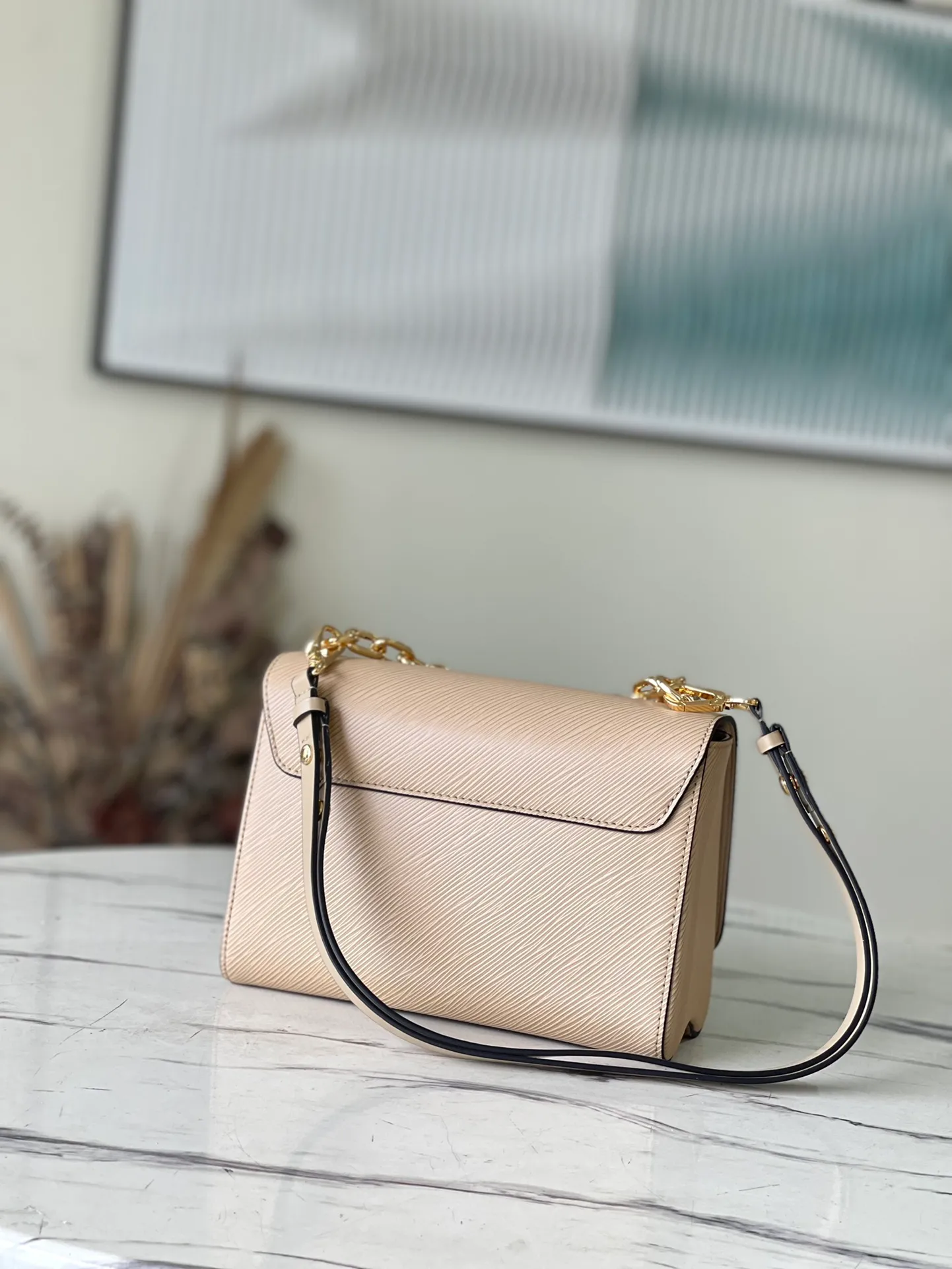 💰1160 (top layer leather) top original single M59033 apricot. This Twist medium handbag is made of Epi leather. The iconic LV Twist twist lock is constructed with moonstone, which is considered to protect the spirit and bring positive emotions. The moonstone is then used to highlight the sometimes clear and sometimes rich light and shadow changes of the moonstone. Dimensions: 23.0 x 17.0 x 9.5 cm (length x height x width)